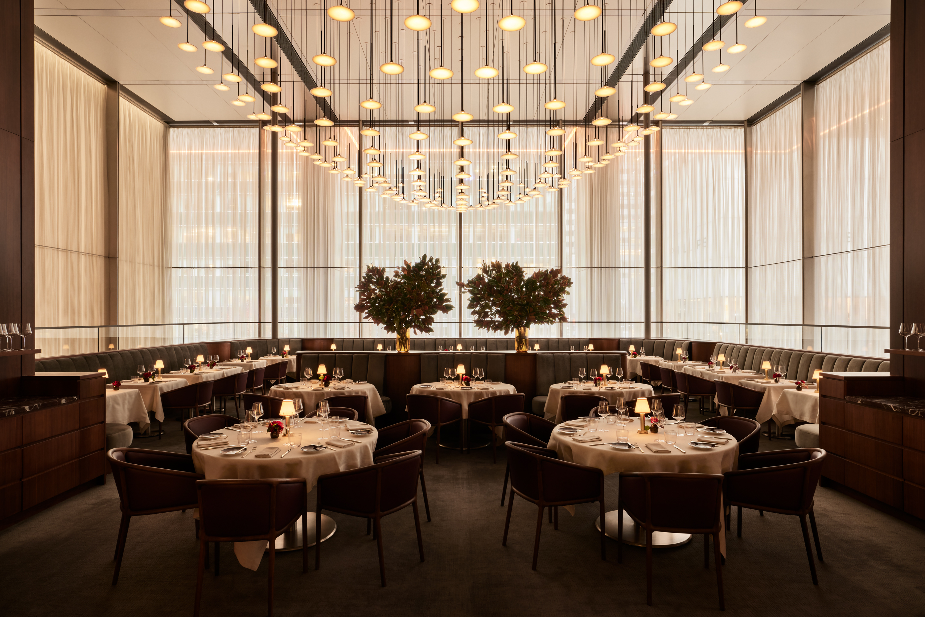 米其林三星主廚Jean-Georges Vongerichten的餐廳「Four Twenty Five」,這家佔地1300平米的餐廳包括一個夾層用餐層和雞尾酒休息室