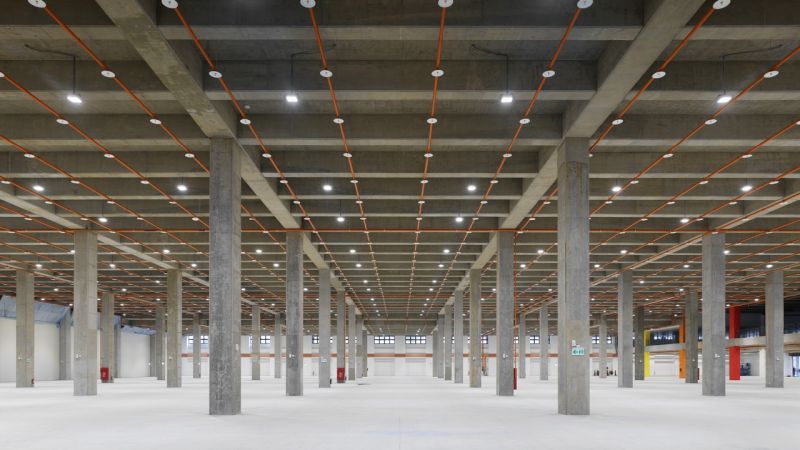 室內的高空間保留混凝土質感
