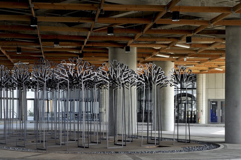 透空的訪客到達平台，也作為藝術品的展示空間；圖片提供：張哲夫建築師事務所