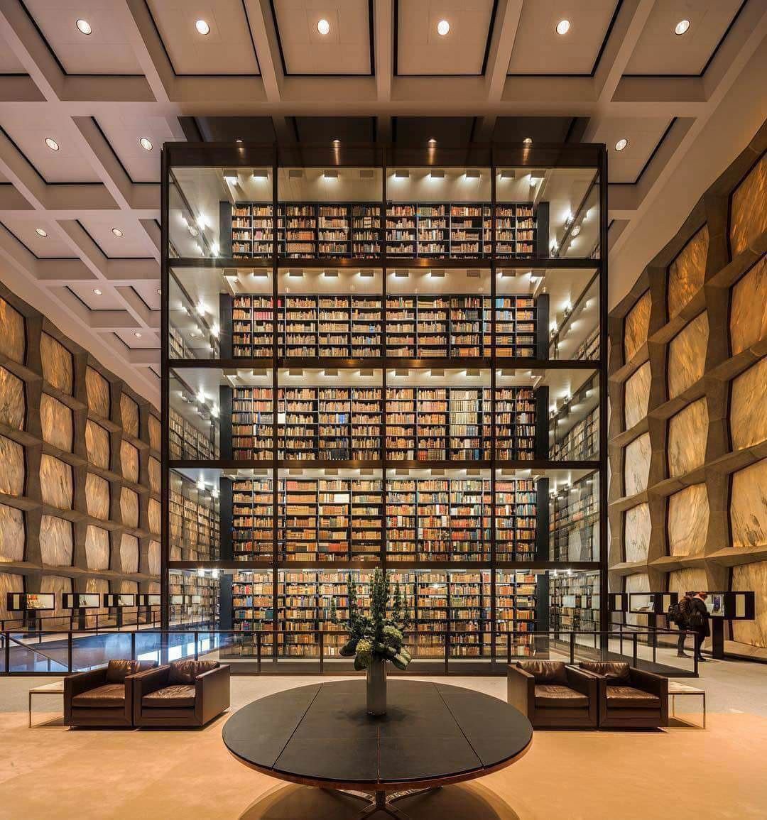 圖書館六層高的玻璃藏書塔，成為了內部空間的焦點。透過塔中的透明玻璃，一疊疊裝訂精美的古籍在溫暖的光芒中閃閃發光，呈現出一種靜謐而神聖的氛圍