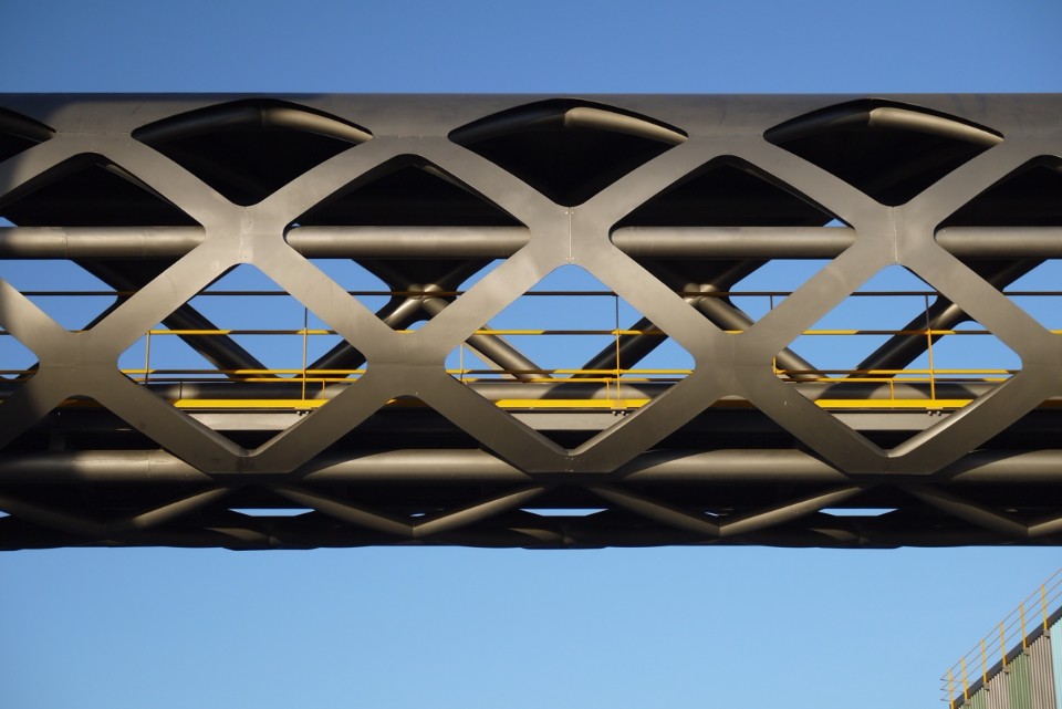 空橋的意象來自廠內生產的螺旋鋼筋；圖片提供：張哲夫建築師事務所