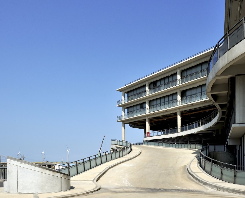 引領訪客車輛向上的大坡道；圖片提供：張哲夫建築師事務所
