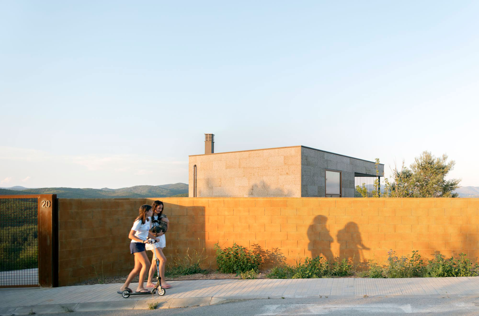 面對環境的挑戰與限制，這座住宅的設計彰顯了與自然和諧共存的願景，並提出了一種可行的解決方案，展現了即使在預算有限的情況下，仍能夠建造出既健康又環保的被動式綠建築（攝影： El Fil Verd, Estudi d'Arquitectura）