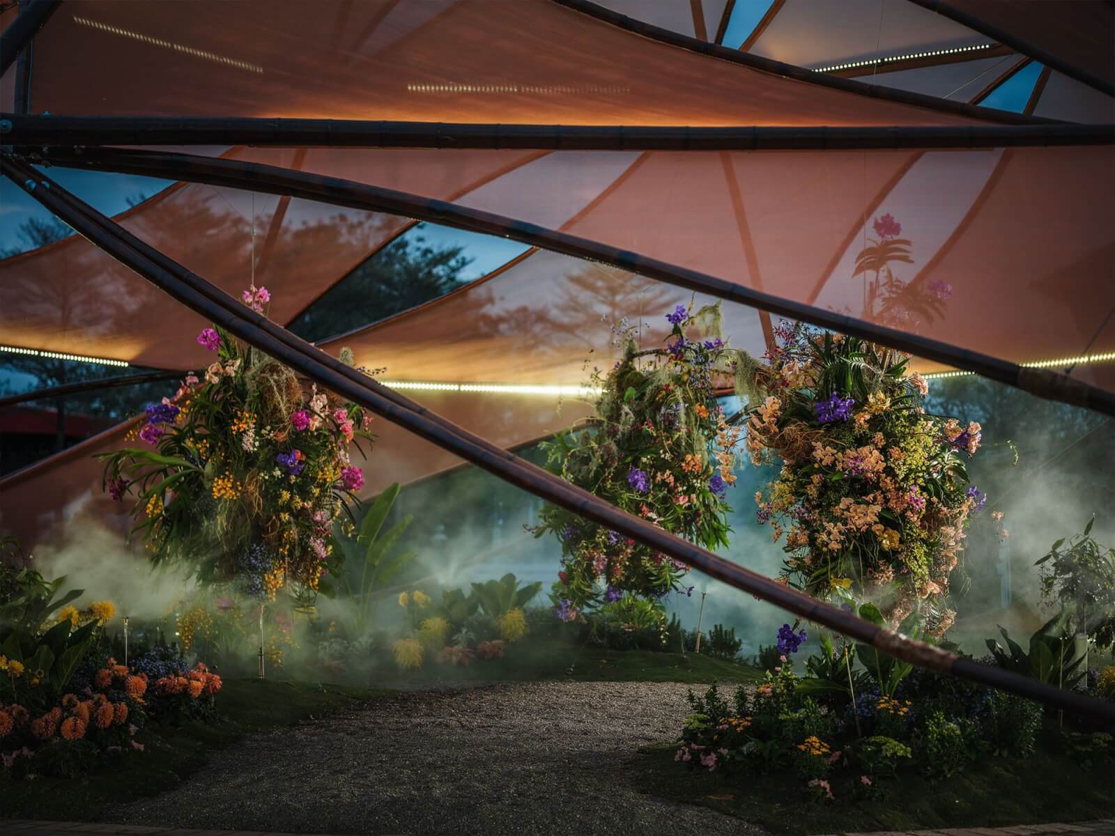 溫室內部呈現出花藝與地面花園的五感體驗，呈現出迷幻的溫室風景
