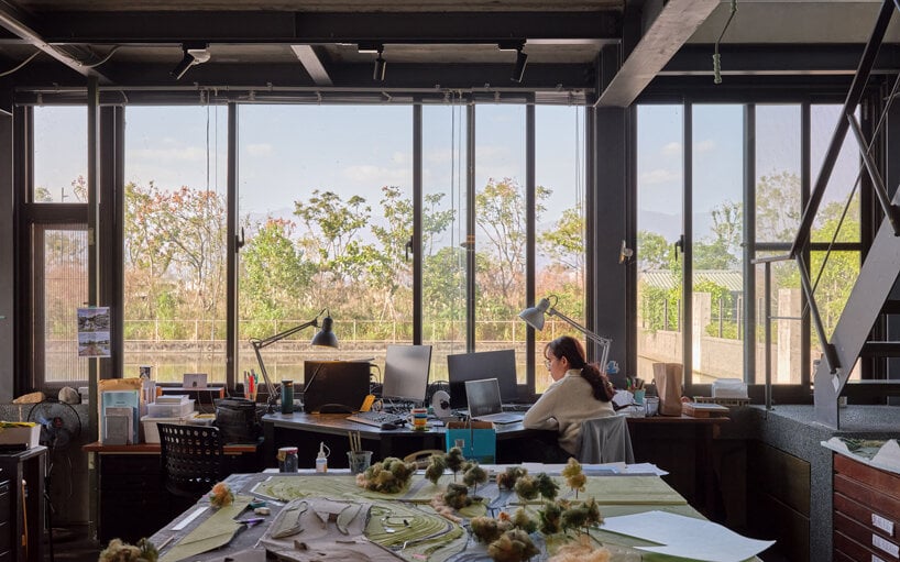inside taiwan's architecture studios through the lens of marc goodwin 位於宜蘭縣宜蘭市建業路428號的田中央聯合建築師事務所，座落於一棟350平方米的獨立住宅中