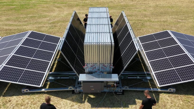 Solarcontainer電站系統不只行動靈活、組裝迅速,其底座設計亦同樣經過嚴謹的耐風力實驗考驗,並針對強風環境加強防護。工程人員只需在軌道上加裝適量的錨重石,即可全天候安全操作,絕不受季風或強風威脅。同時,將太陽能電池直接鋪展在平整地面,能確保最大程度的日照吸收,發揮最高效能