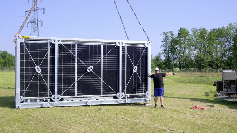 Solarcontainer的核心設計理念,是將大面積高效太陽能電池板經巧妙摺疊後收納於20英尺標準貨櫃尺寸內,既節省空間又便於運輸。當運抵目的地後,工作人員僅需數小時時間便可將電池板沿設置的軌道系統快速部署並固定,輕鬆打造一座擁有高達32公里長的巨型太陽能電站陣列