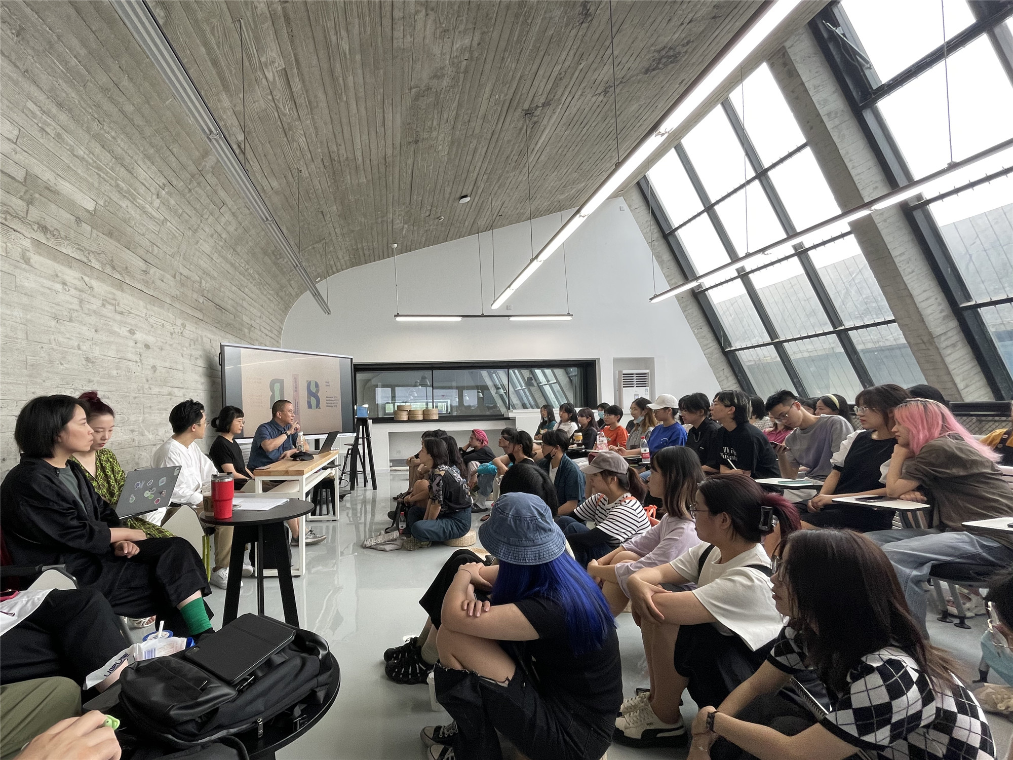 工坊二層專業教室內教學場景  ©李詩琪 中國美術學院良渚校區一期 張永和 非常建築
