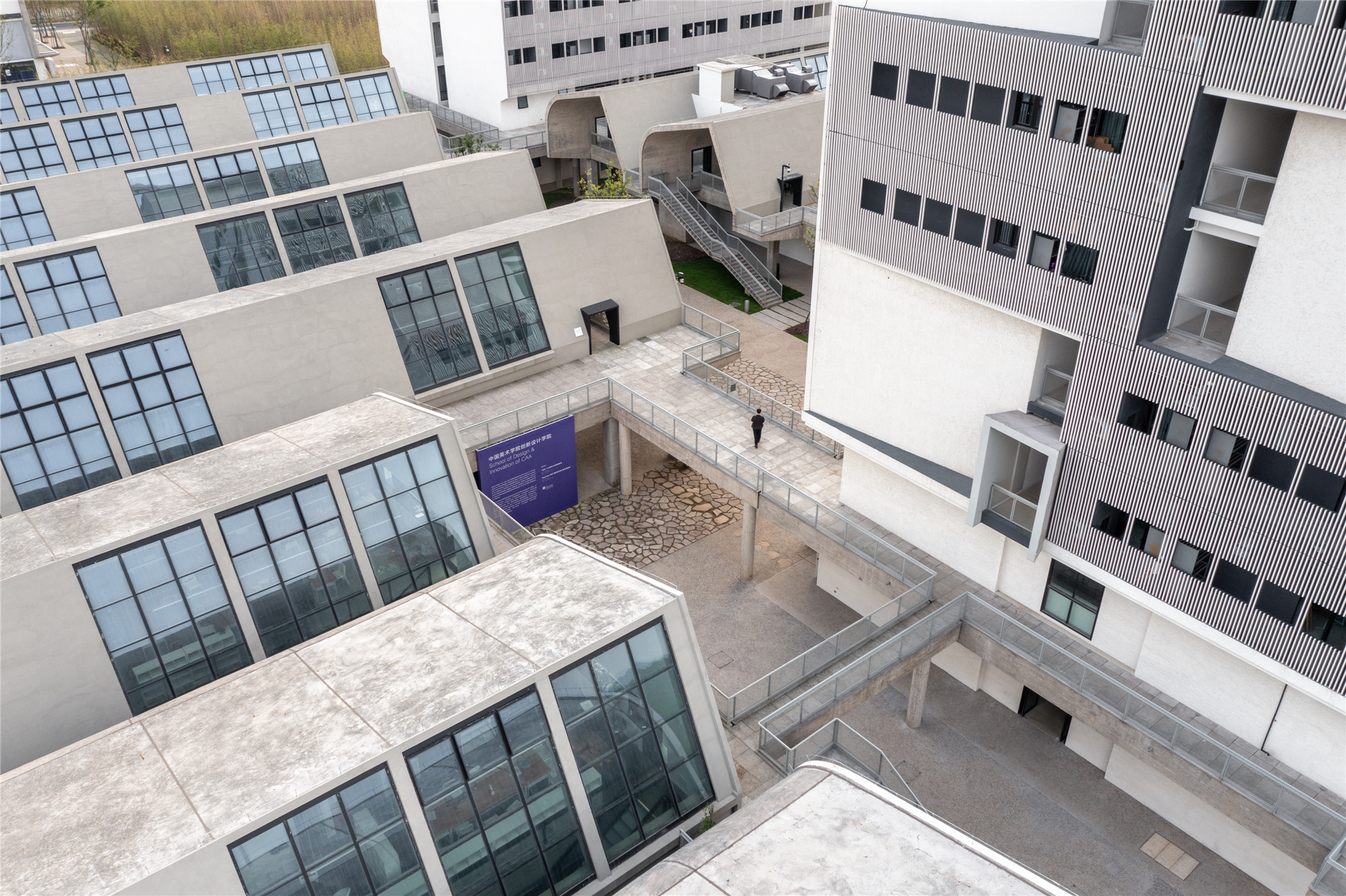 大窗戶為工坊室內引入充足的自然光  ©田方方 工作室 中國美術學院良渚校區一期 張永和 非常建築