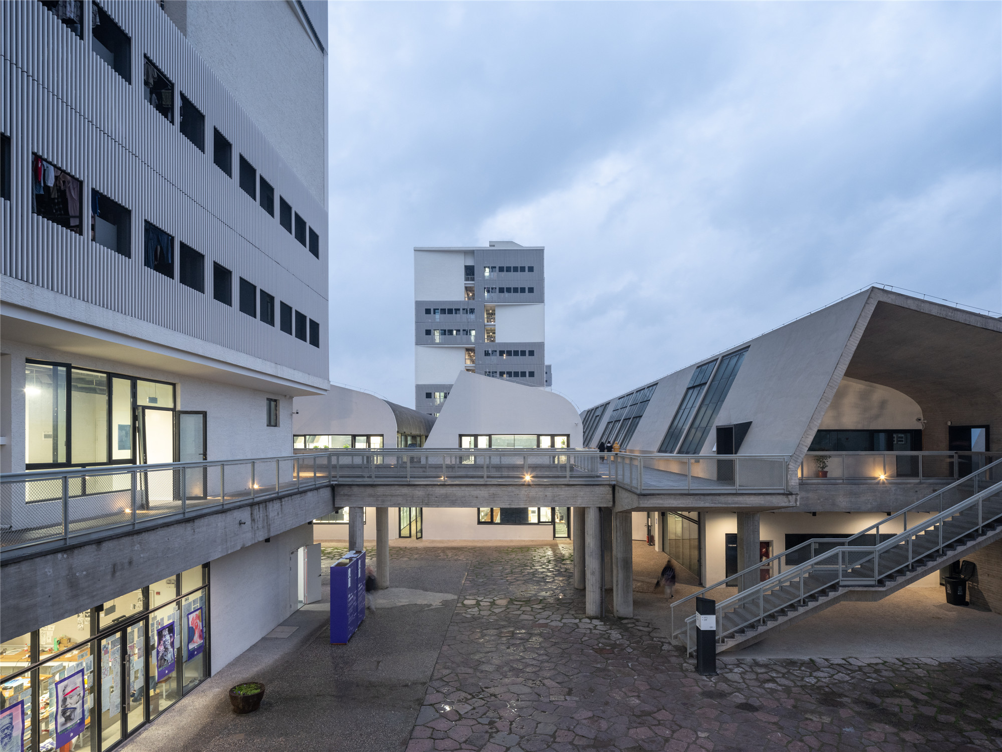 從二層連廊看宿舍  ©田方方 中國美術學院良渚校區一期 張永和 非常建築