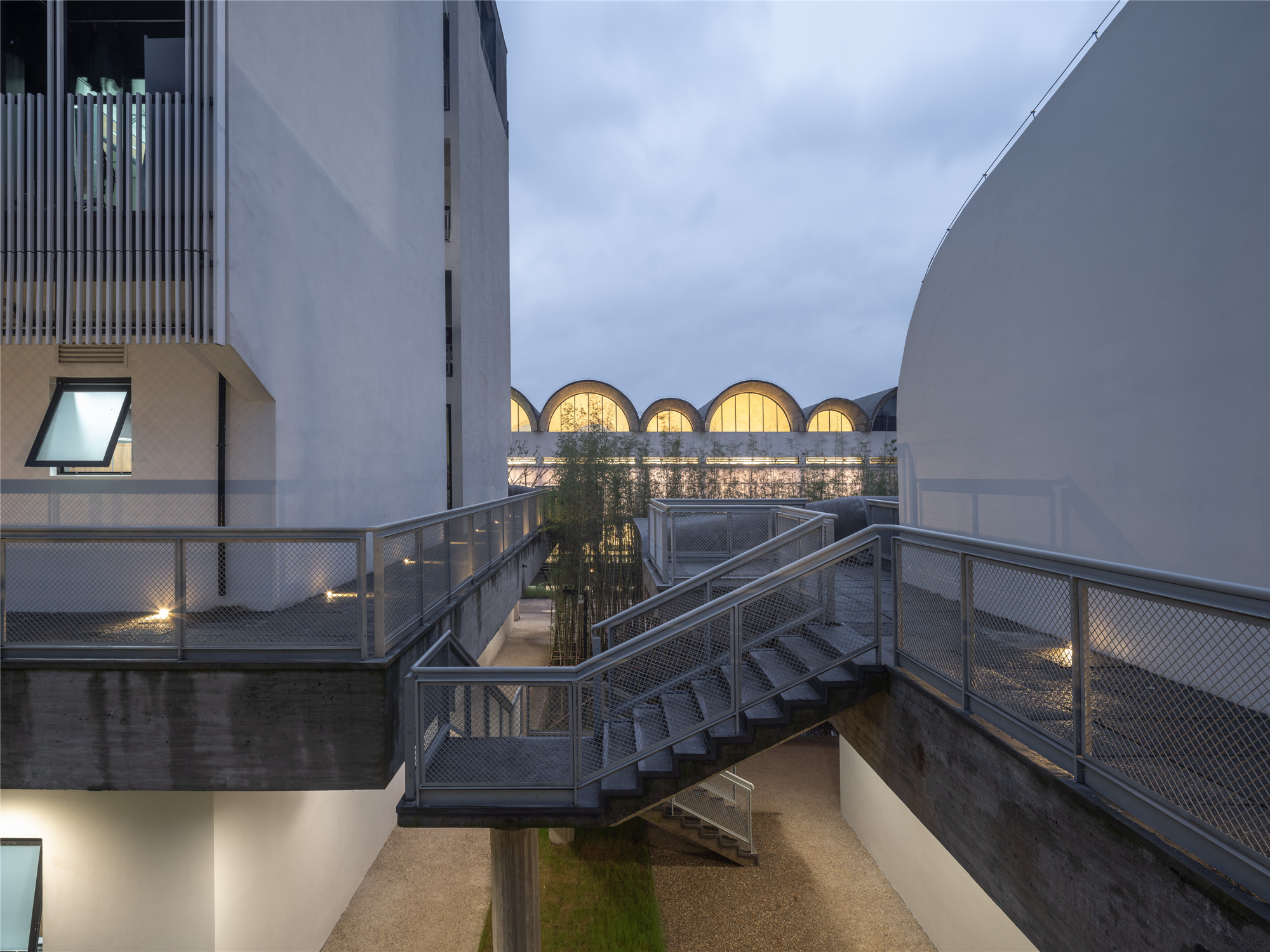 中國美術學院良渚校區一期 張永和 非常建築 從宿舍與工坊間遠眺體育館  ©田方方