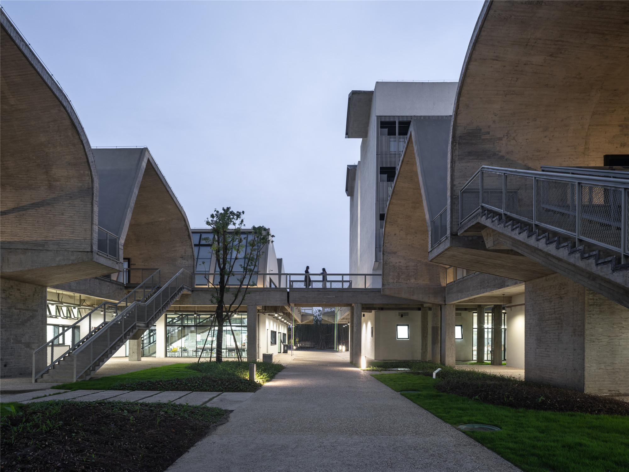 中國美術學院良渚校區一期 張永和 非常建築 形斷意連的工坊空間  ©田方方