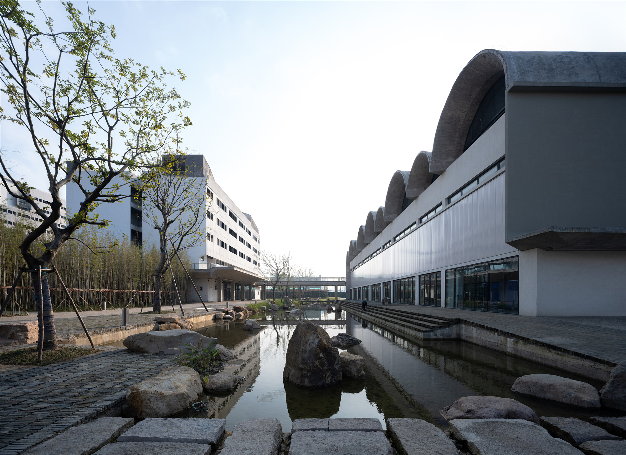 中國美術學院良渚校區一期 張永和 非常建築 體育館外的景觀水系  ©吳清山