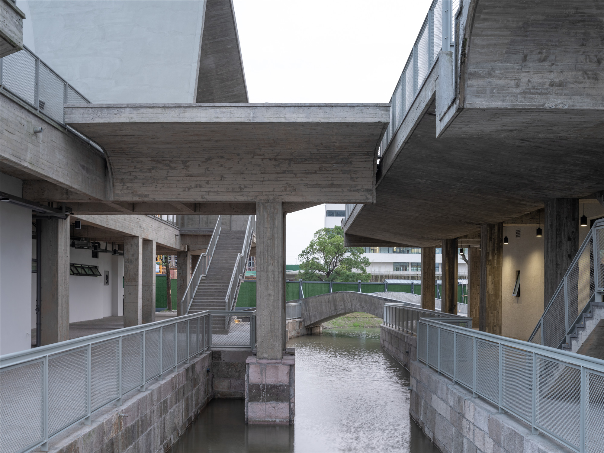中國美術學院良渚校區一期 張永和 非常建築 聯通自然河道的「劍池」 ©田方方
