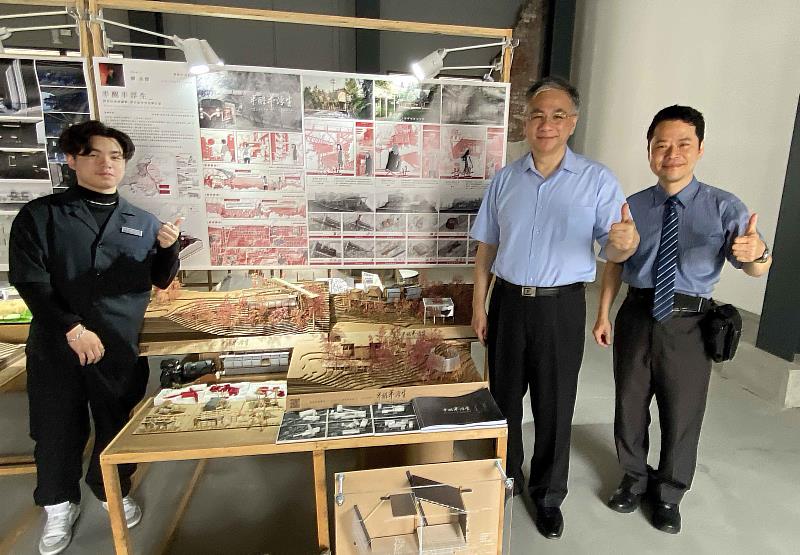 朝陽科大建築系邀請國內建築界最高榮譽獎項「中華民國傑出建築師獎」之評審進行優秀作品評圖,劉丞傑(左)以畢業作品《半醒半浮生-阿里山森林鐵路眠月線序列重構計畫》榮獲金獎