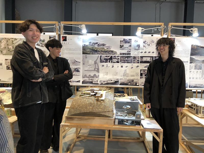 畢業作品〈追憶之丘_鐵砧山生命美學館暨遊客中心〉,以墓園為主題,展現建築系學子不凡實力