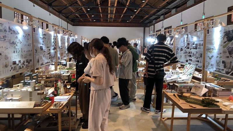 朝陽建築系師生長期協助台中市文化資產處進行古蹟活化再利用,因此畢業展特別選定於國定古蹟-大屯郡役所展出,別具意義。