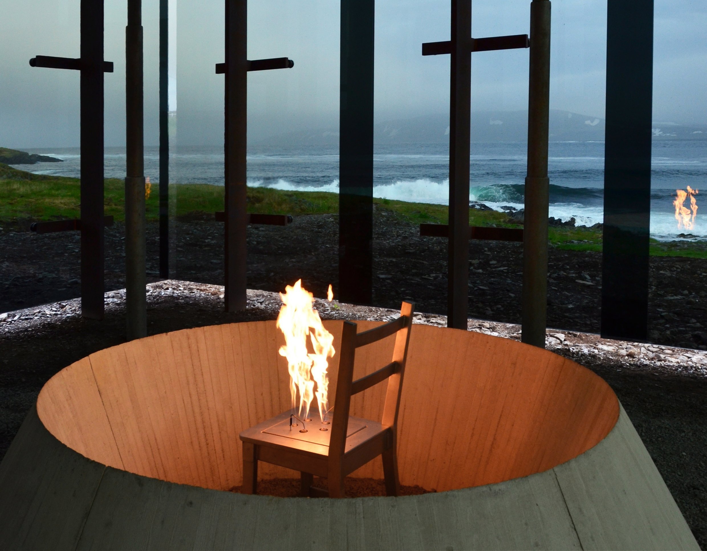 Louise Bourgeois的最後一件大作《被詛咒者，被附身者和被愛者（The Damned, The Possessed and The Beloved）》位於一個中空的混凝土錐體內，中央是一把燃燒著無盡火焰的鋼椅