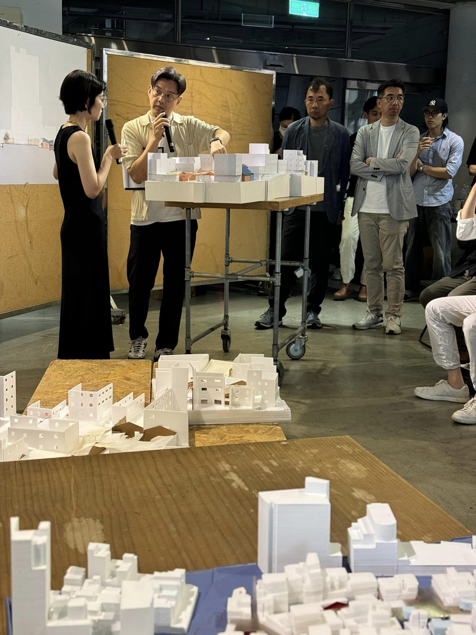 林洲民建築師在臉書分享5月16日成功大學建築系112級畢業評圖相片