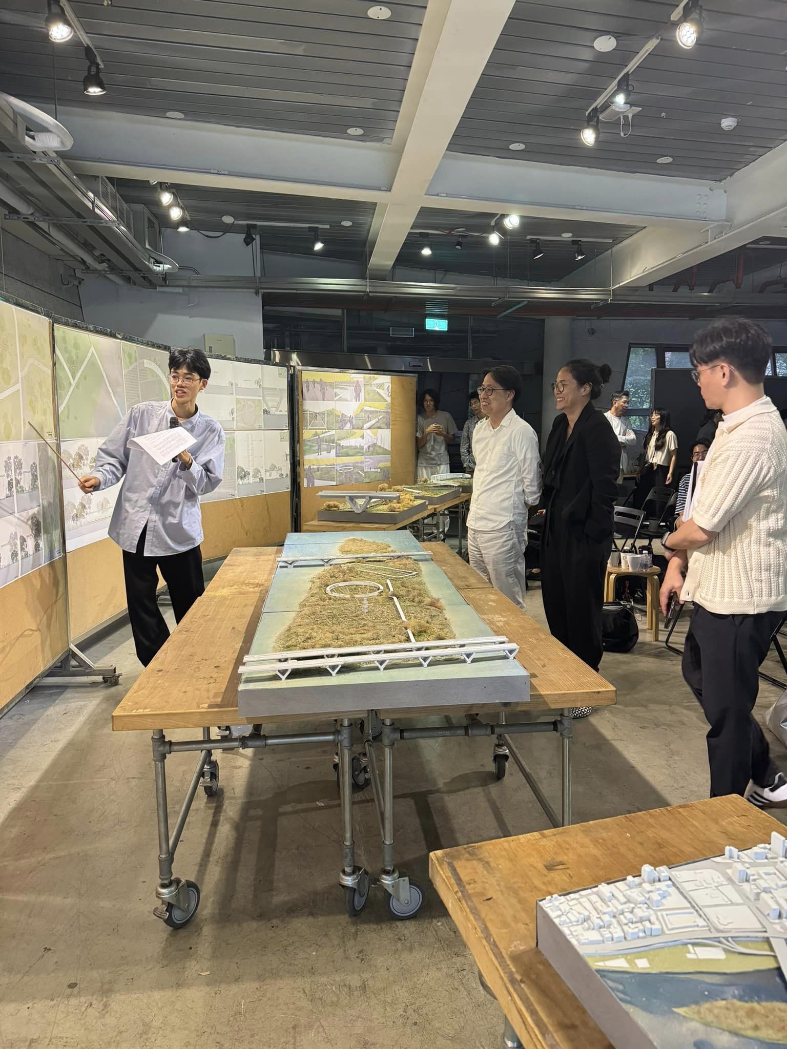 林洲民建築師在臉書分享5月16日成功大學建築系112級畢業評圖相片