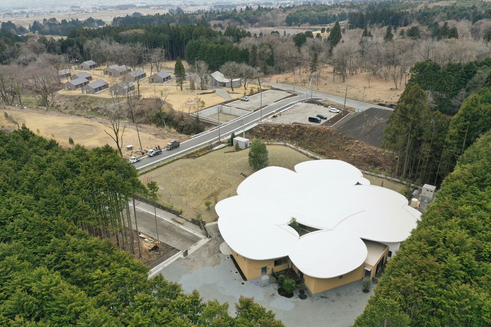 與富士山共舞的兒童樂園！靜岡縣「高嶺の森のこども園」幼兒園：讓孩子在四季更迭中感受自然的美麗／山下貴成建築設計事務所　日本靜岡縣御殿場市的「高嶺之森幼兒園」由山下貴成建築設計事務所打造，園舍設計成圓弧形，屋頂如花瓣般綻放。園區環繞著茂密的樹林，與遠方的山景遙相呼應，營造出一個充滿活力與美感的學習環境。孩子們在這裡自由奔跑，感受四季變幻，享受童年的快樂時光