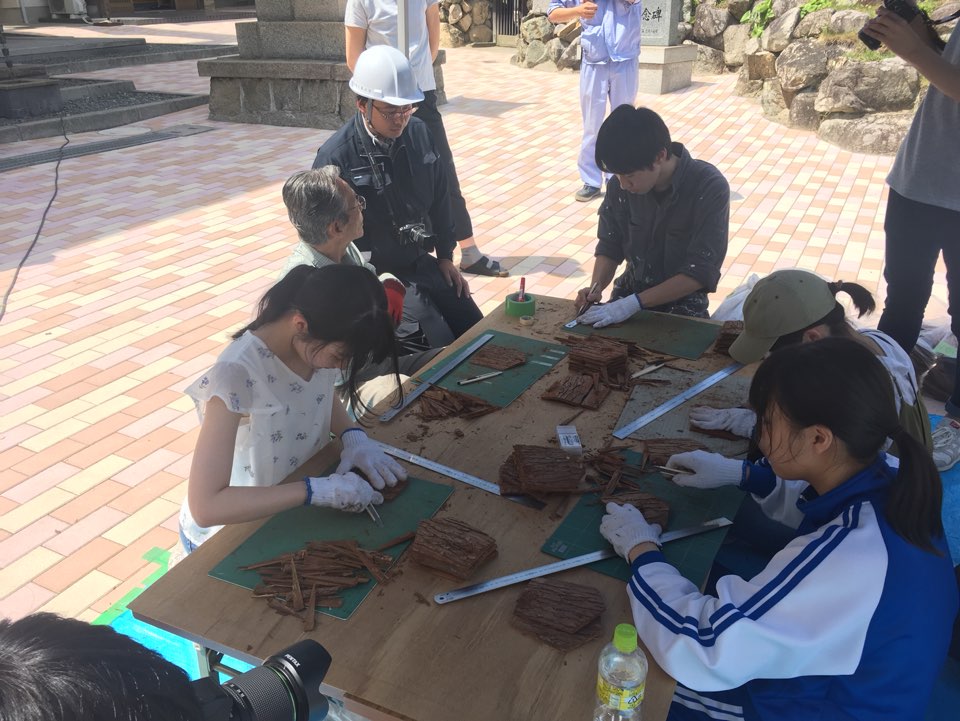 大西麻貴和百田有希邀請了吳工業高等專門學校的學生參與，一同在工作坊中手工切割杉皮