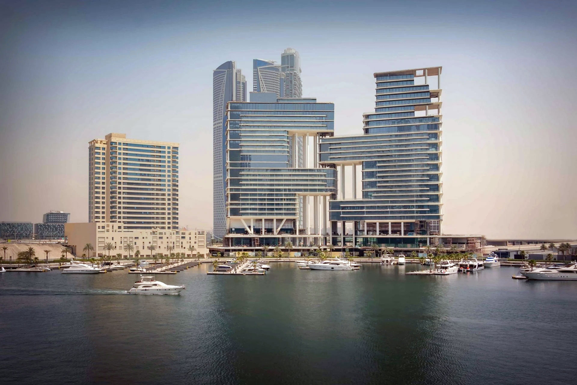 在杜拜心臟地帶,馬拉西碼頭(Marasi Marina)附近,「The Lana - Dorchester Collection」蘭納酒店及蘭納寓所矗立其間,這座由英國建築師事務所Foster + Partners設計的地標成為水岸空間耀眼的所在