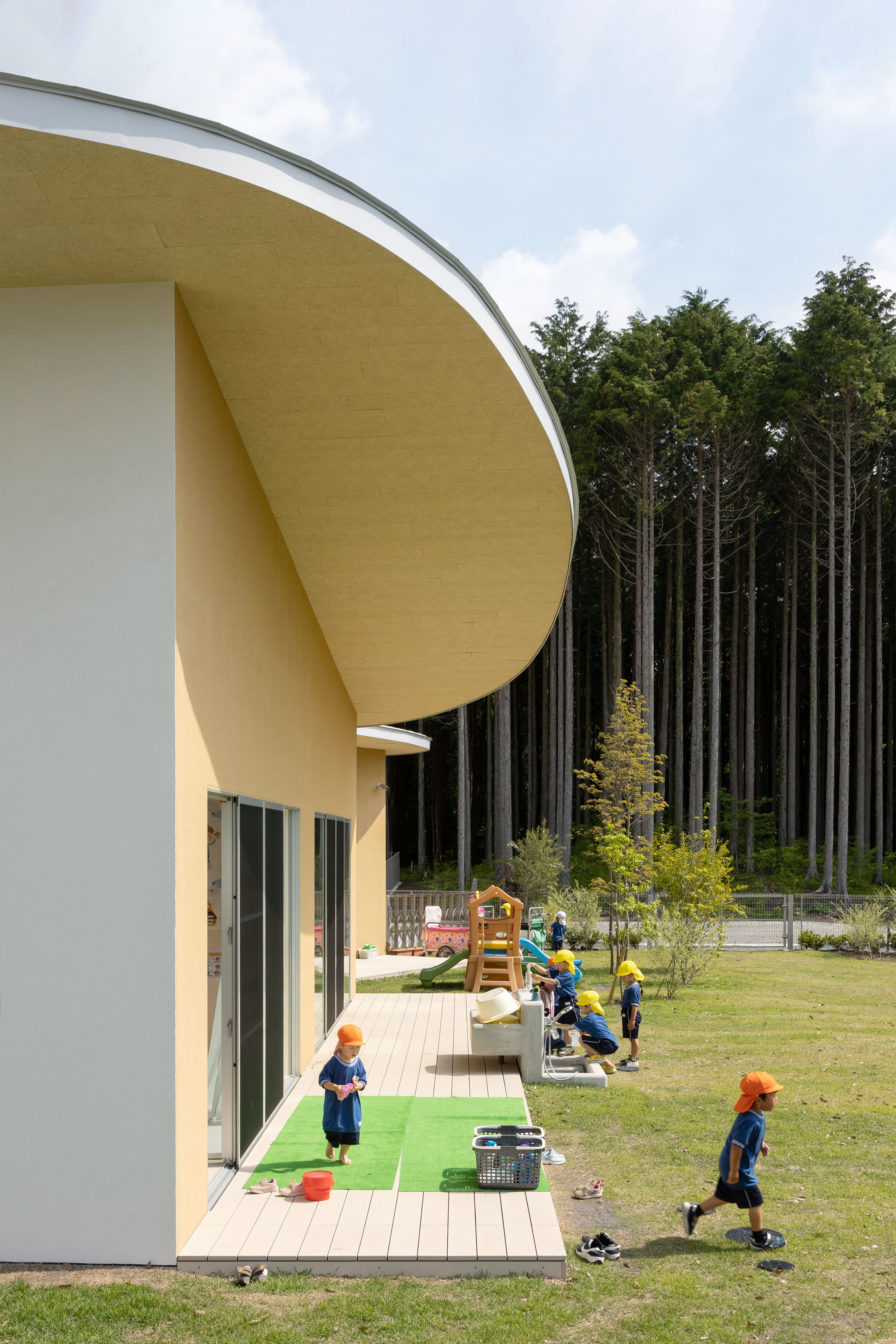 與富士山共舞的兒童樂園！靜岡縣「高嶺の森のこども園」幼兒園：讓孩子在四季更迭中感受自然的美麗／山下貴成建築設計事務所