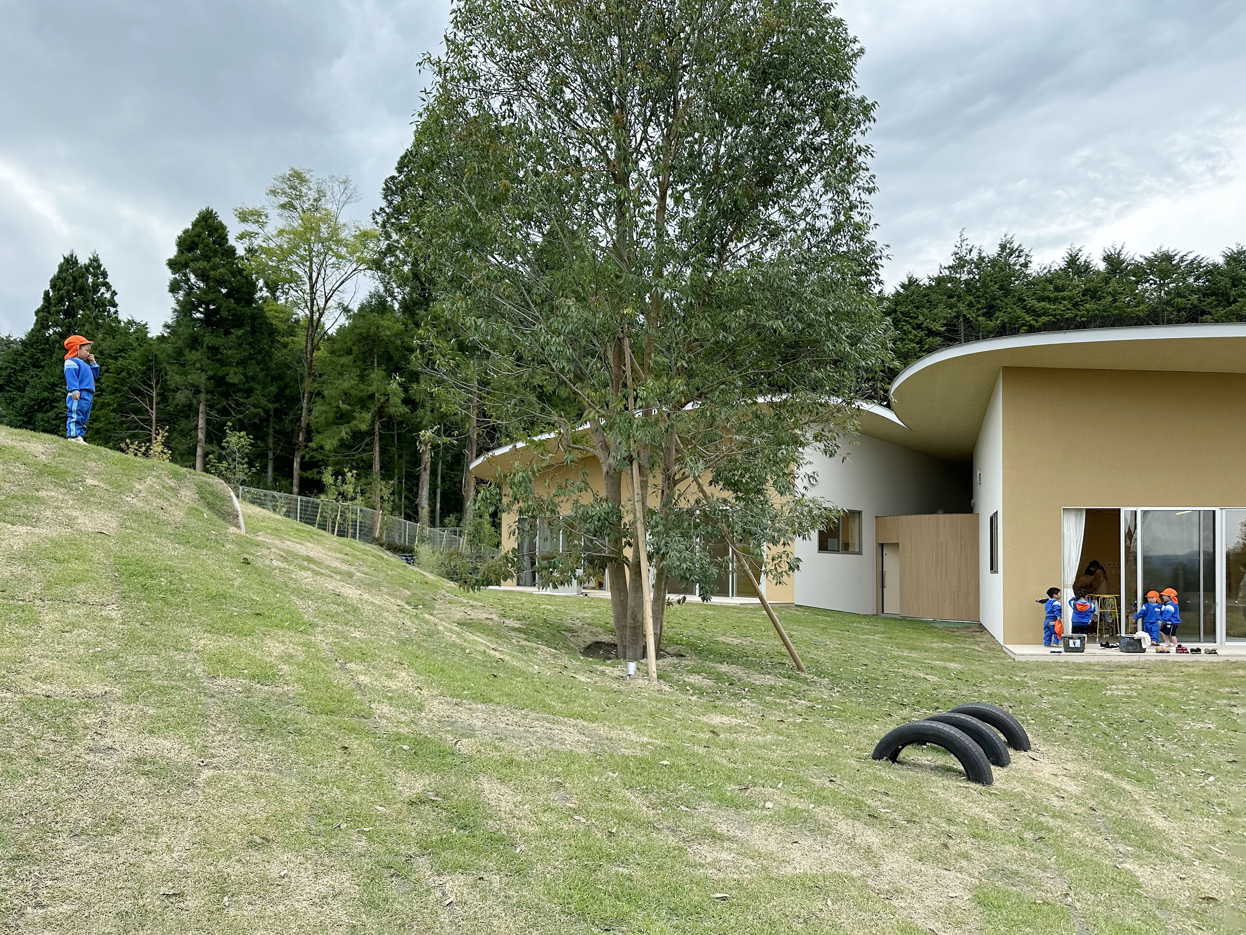與富士山共舞的兒童樂園！靜岡縣「高嶺の森のこども園」幼兒園：讓孩子在四季更迭中感受自然的美麗／山下貴成建築設計事務所