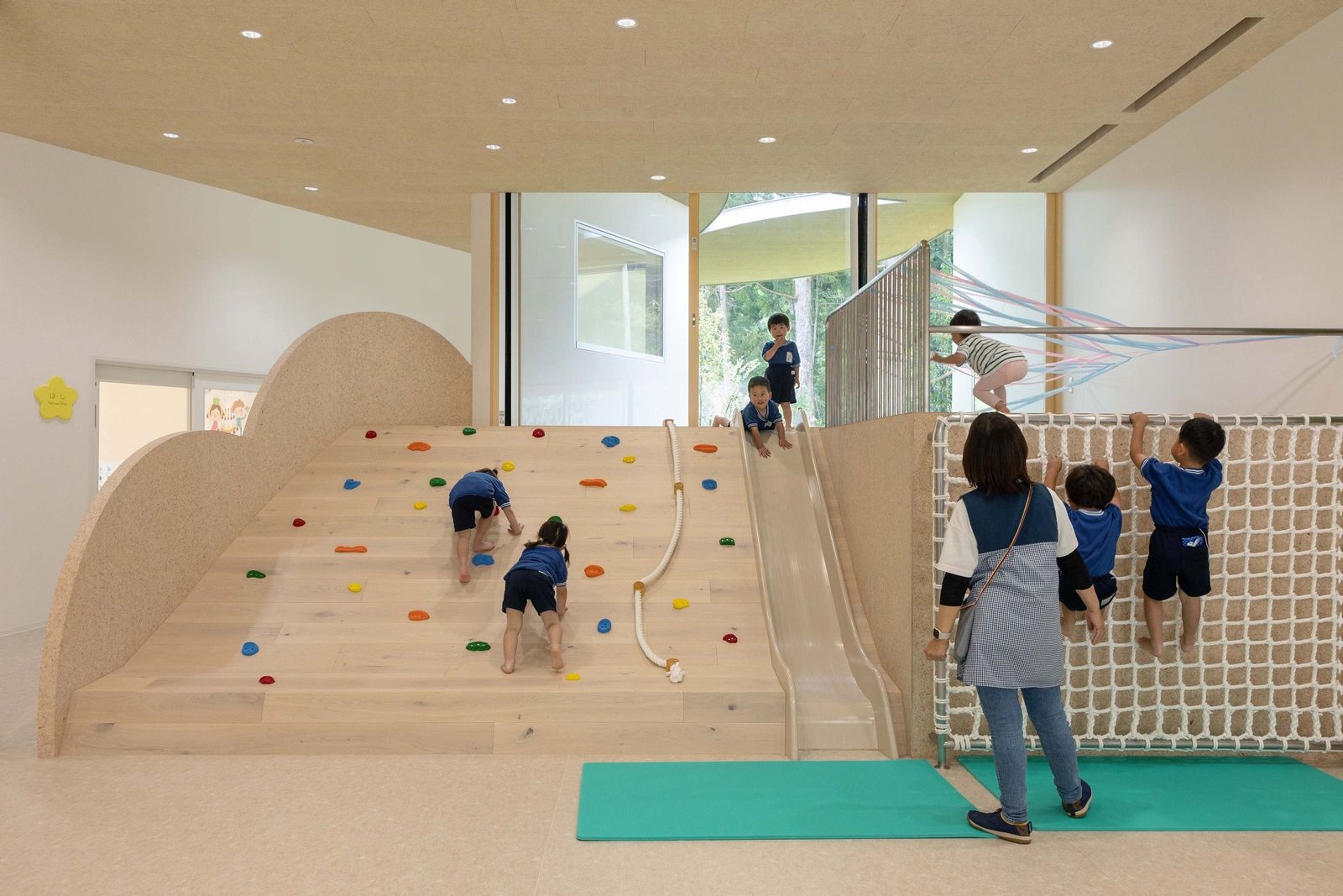 與富士山共舞的兒童樂園！靜岡縣「高嶺の森のこども園」幼兒園：讓孩子在四季更迭中感受自然的美麗／山下貴成建築設計事務所