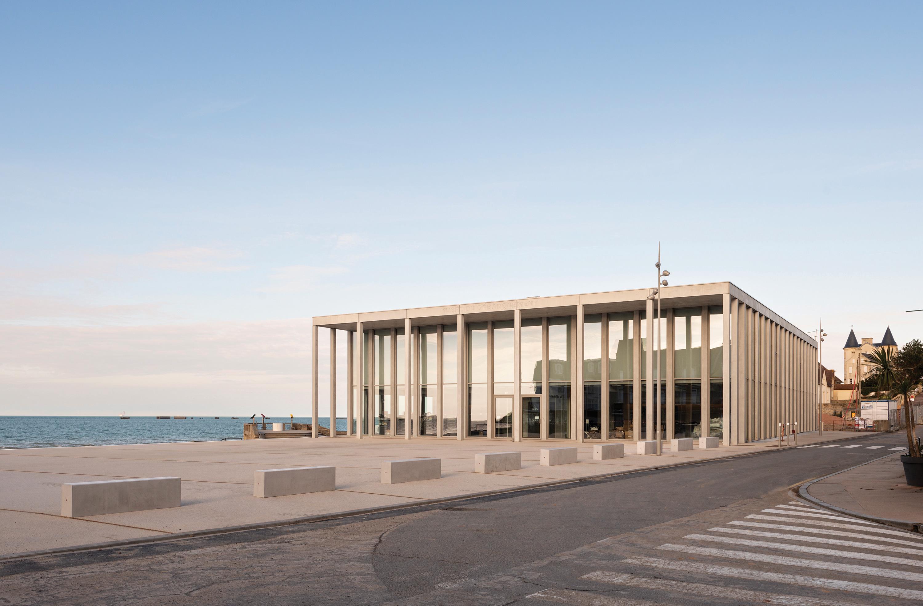 PROJECTILES, Antoine Cardi · D-Day Museum 坐落於法國諾曼第阿羅芒什的D-Day博物館,自二戰結束後便肩負起保存歷史記憶的使命,成為此主題下創建的首座博物館。2024年,由Projectiles建築事務所操刀設計的新館落成,為這座博物館的歷史翻開嶄新篇章
