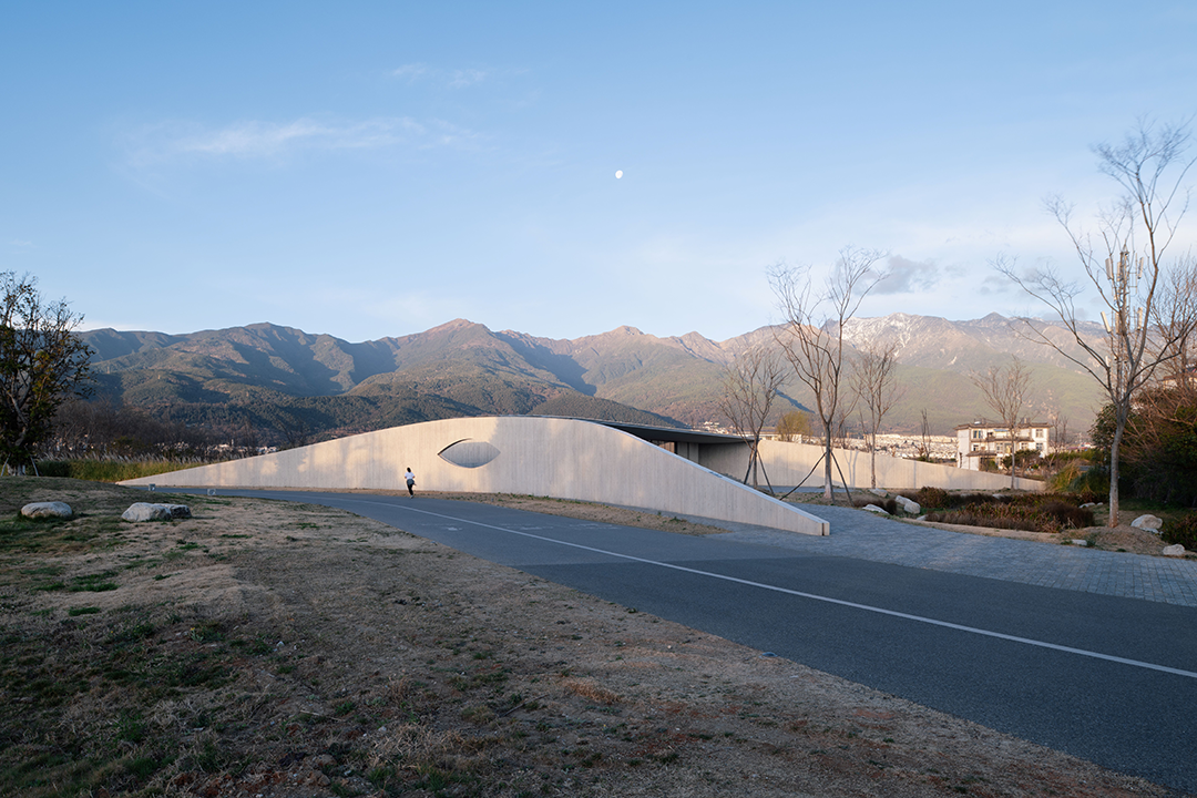 中國雲南大理洱海生態廊道葭蓬村驛站 趙揚建築工作室 從東北方向接近驛站