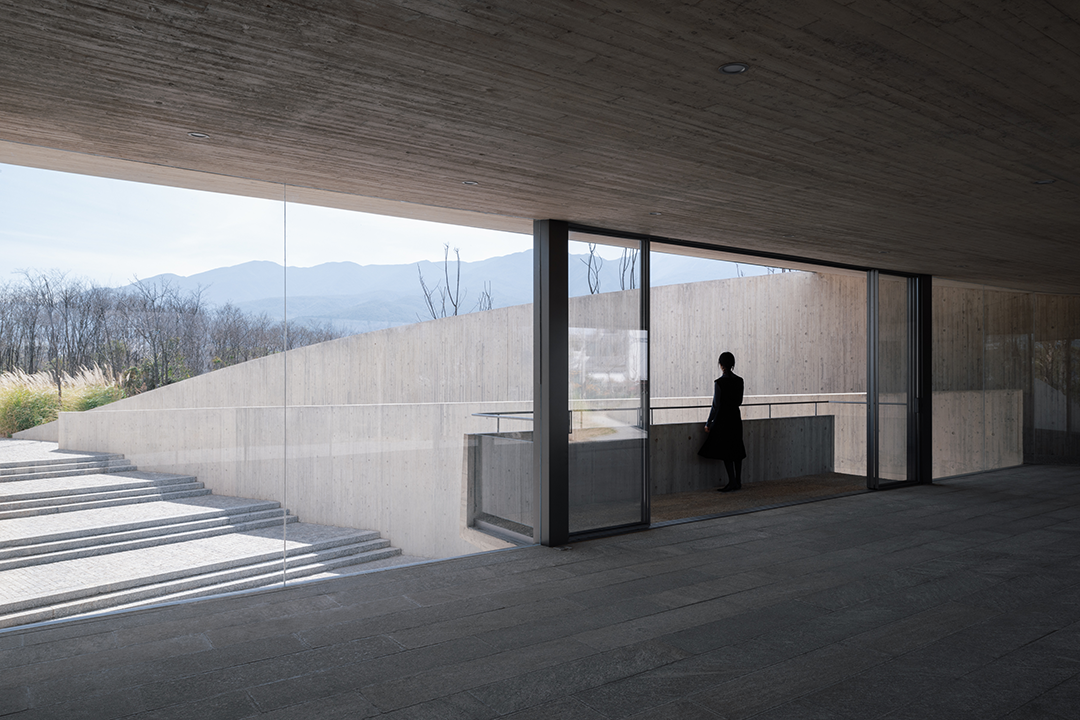 中國雲南大理洱海生態廊道葭蓬村驛站 趙揚建築工作室 咖啡館室內看蒼山