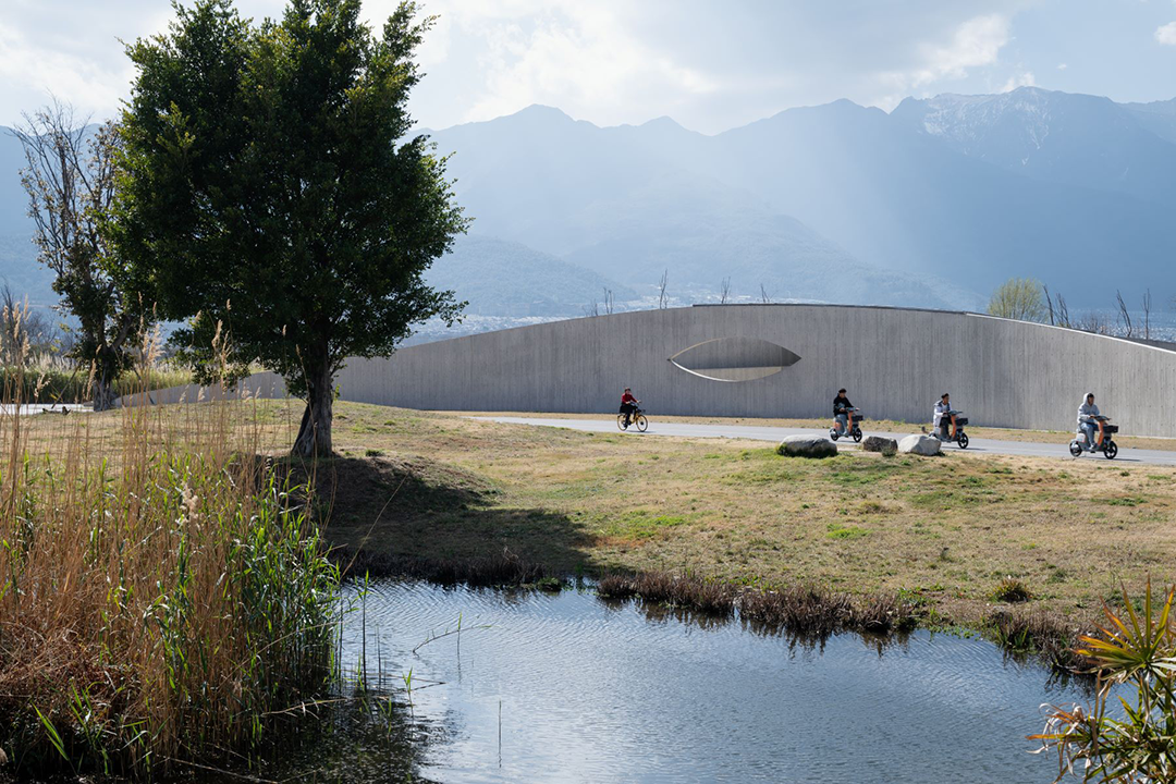 從濕地公園看葭蓬村驛站立面 中國雲南大理洱海生態廊道葭蓬村驛站 趙揚建築工作室