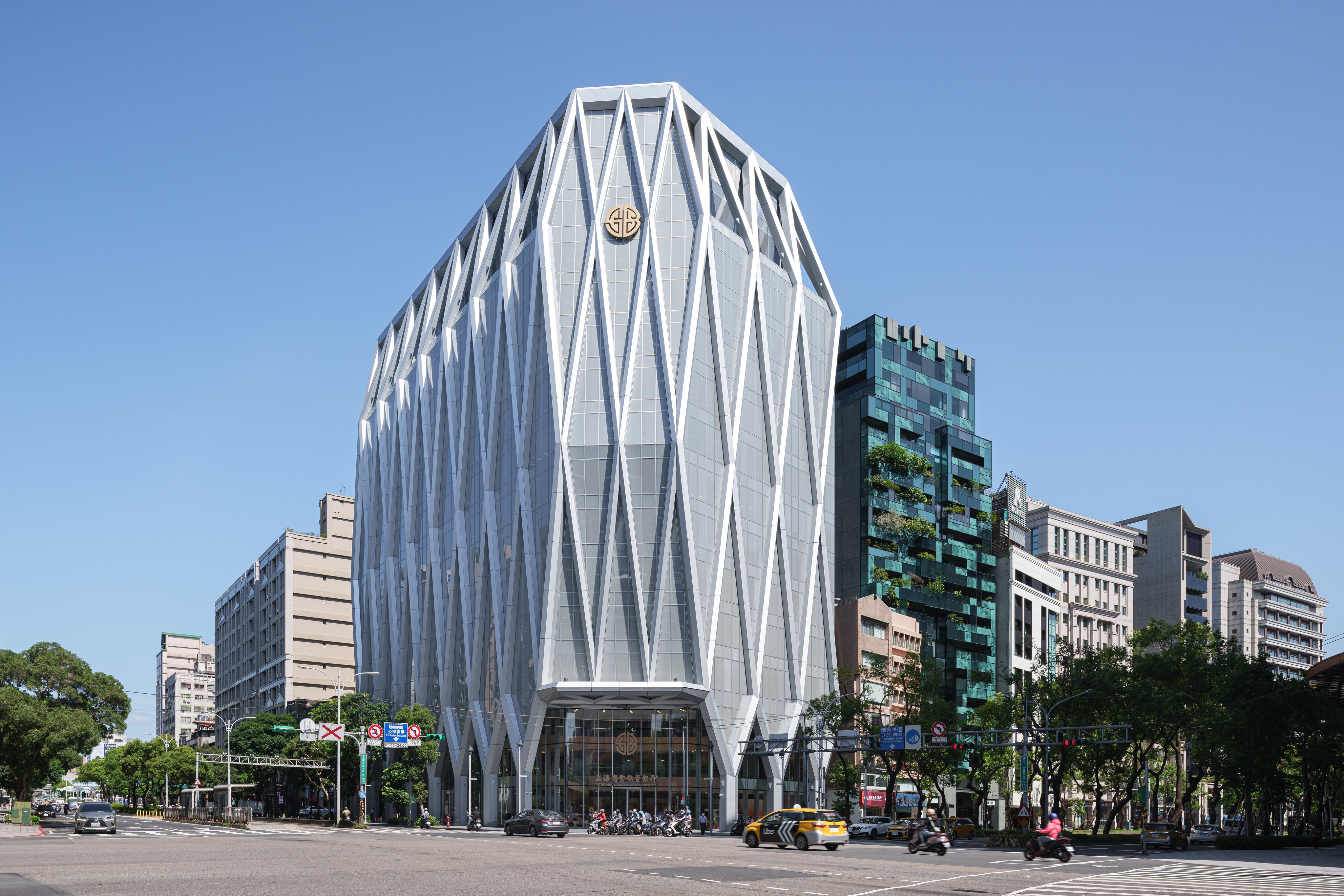 JJP潘冀聯合建築師事務所：上海商業儲蓄銀行新總行大樓-01 上海商業儲蓄銀行新總行大樓的總樓地板面積近3萬平方米，1F-4F為銀行營業單位、5F-12F為總行部處單位、13F為行史館及行員教育訓練中心、14F為員工餐廳、15F-16F為層峰辦公室。攝影：YHLAA