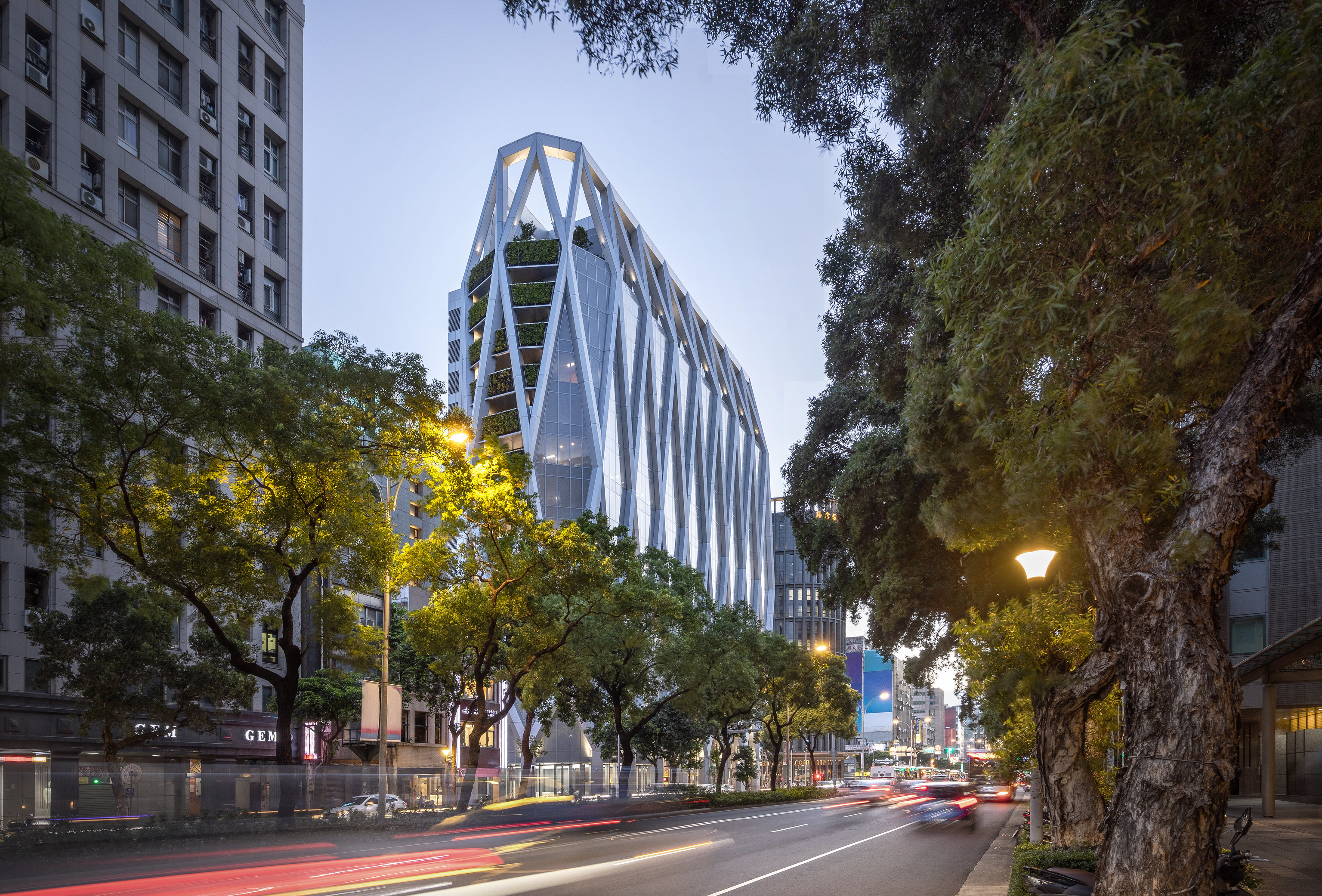 東側陽台及南側活力梯陽台處，均設有垂直立體綠化，設計上善用有限的空間，既與建築語彙和鳴，亦為都市平添一抹綠意；此外，人行道公共空間更穿插種植楓香與茄苳，無縫融入都市景觀紋理之中。攝影：JJP