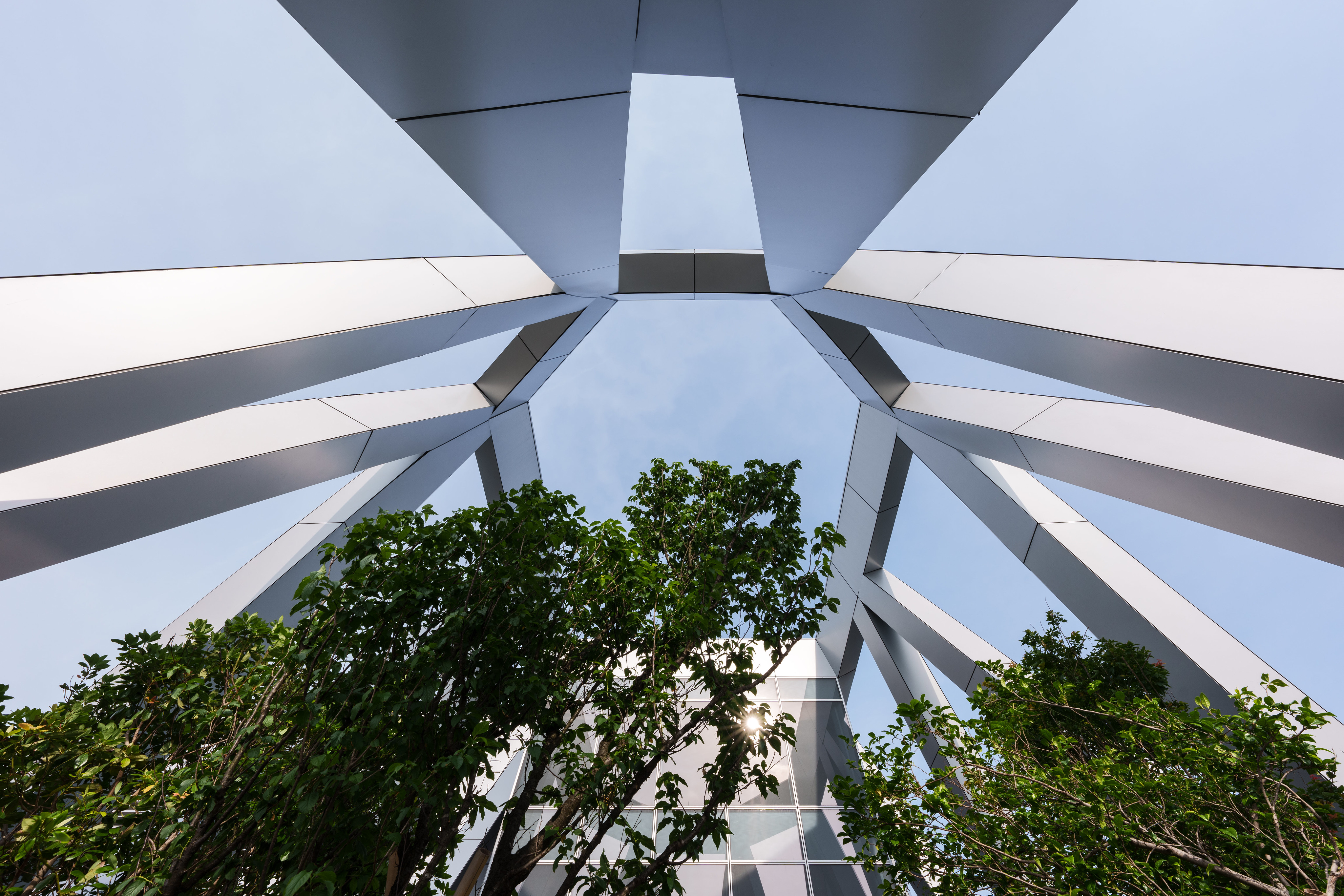 JJP潘冀聯合建築師事務所：上海商業儲蓄銀行新總行大樓- 10 創新的外牆框架一方面體現工藝之美，另方面亦烘托出位於高樓層的員工餐廳及空中花園，並與地面層景觀中庭之落瀑水濂相呼應。攝影：YHLAA