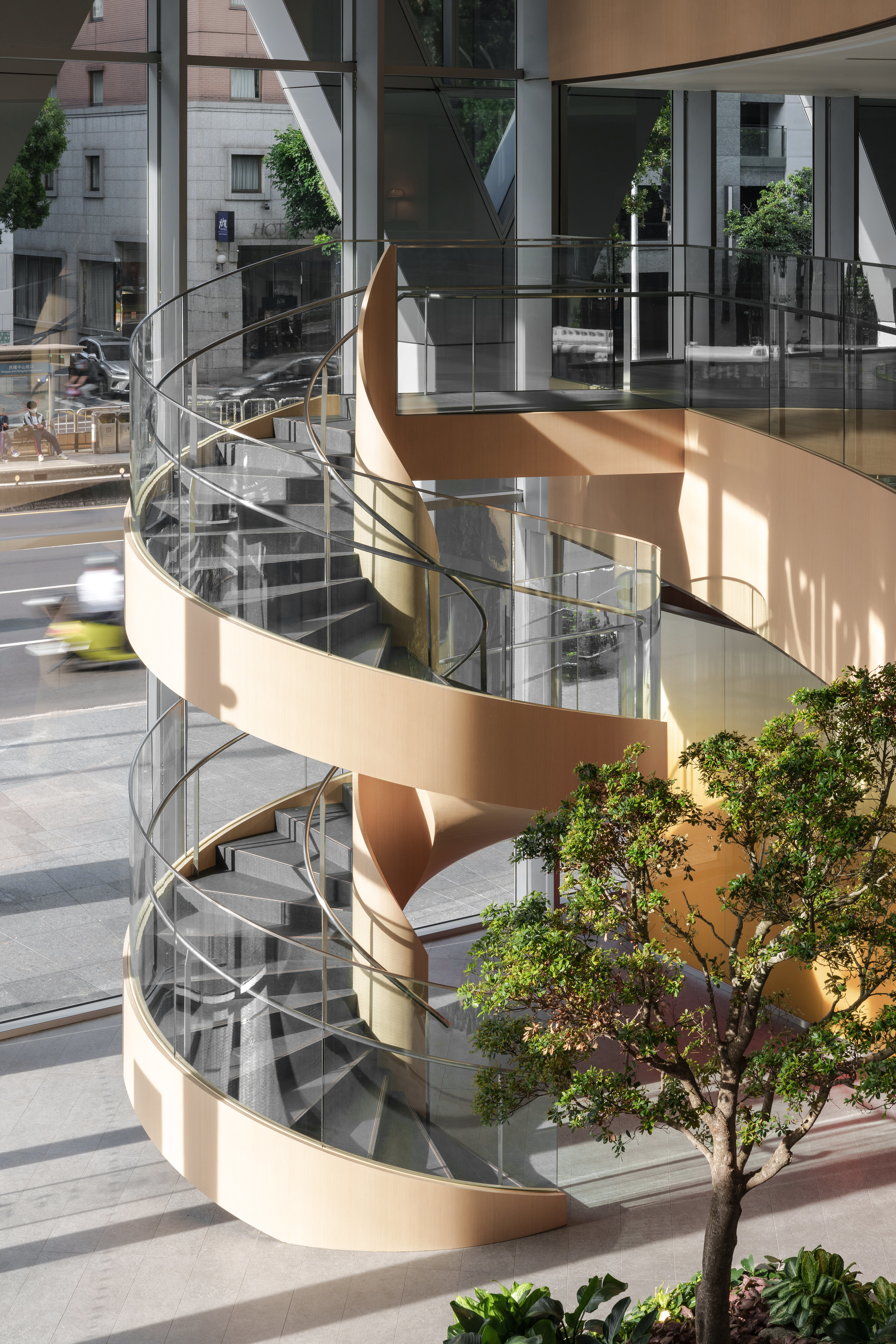 JJP潘冀聯合建築師事務所：上海商業儲蓄銀行新總行大樓-15 如空間藝術品般的鋼構回旋梯，為營業大廳增色。 攝影：YHLAA 螺旋梯