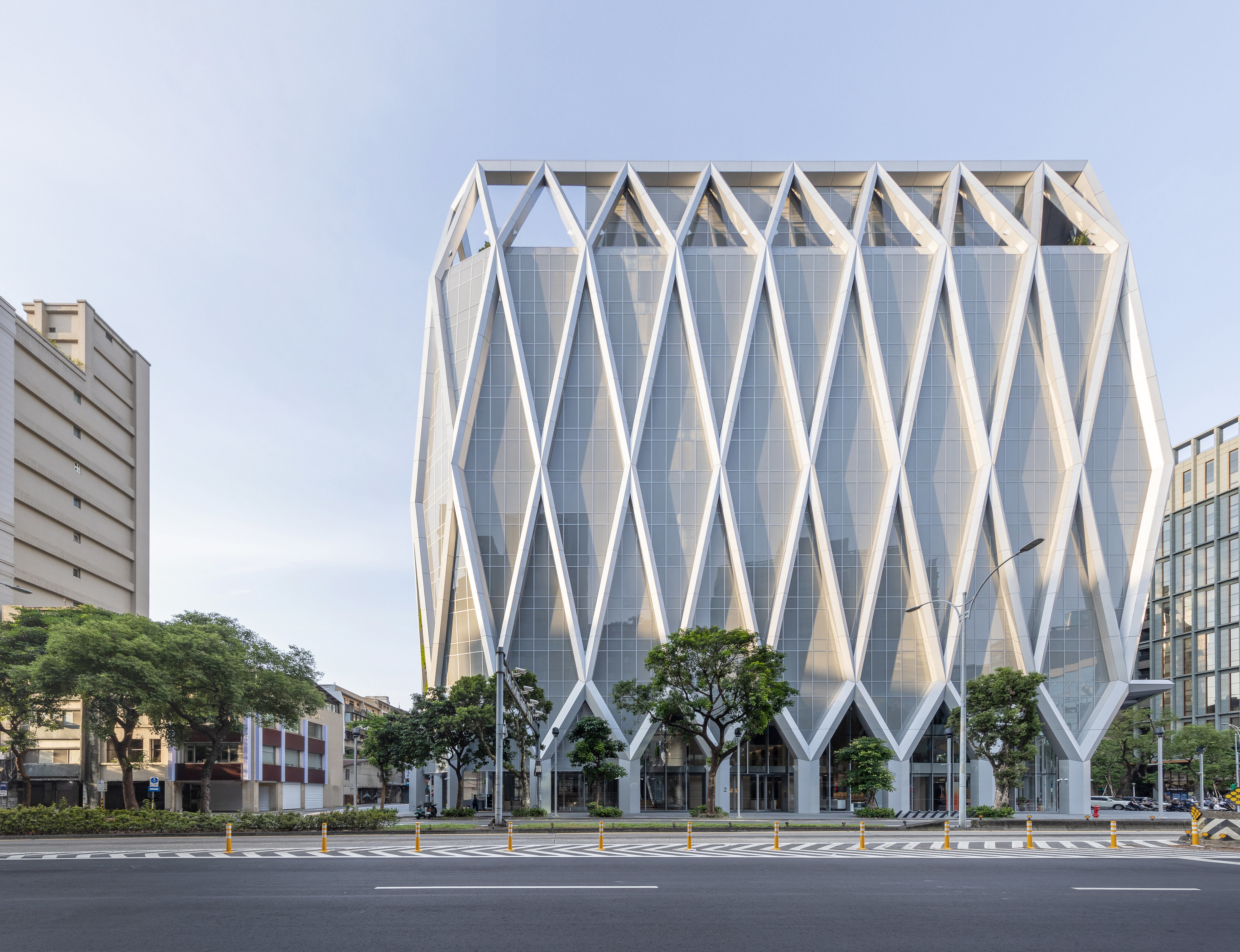 上海商業儲蓄銀行總行大樓的外牆工藝不僅體現出結構的創新，更能達成耐震、節能、減碳、使用可再生能源的設計目標，此地標性建築將提升周邊整體都市景觀，帶動國際多元性街道和都市空間發展，從而引領周邊建築未來的規劃設計