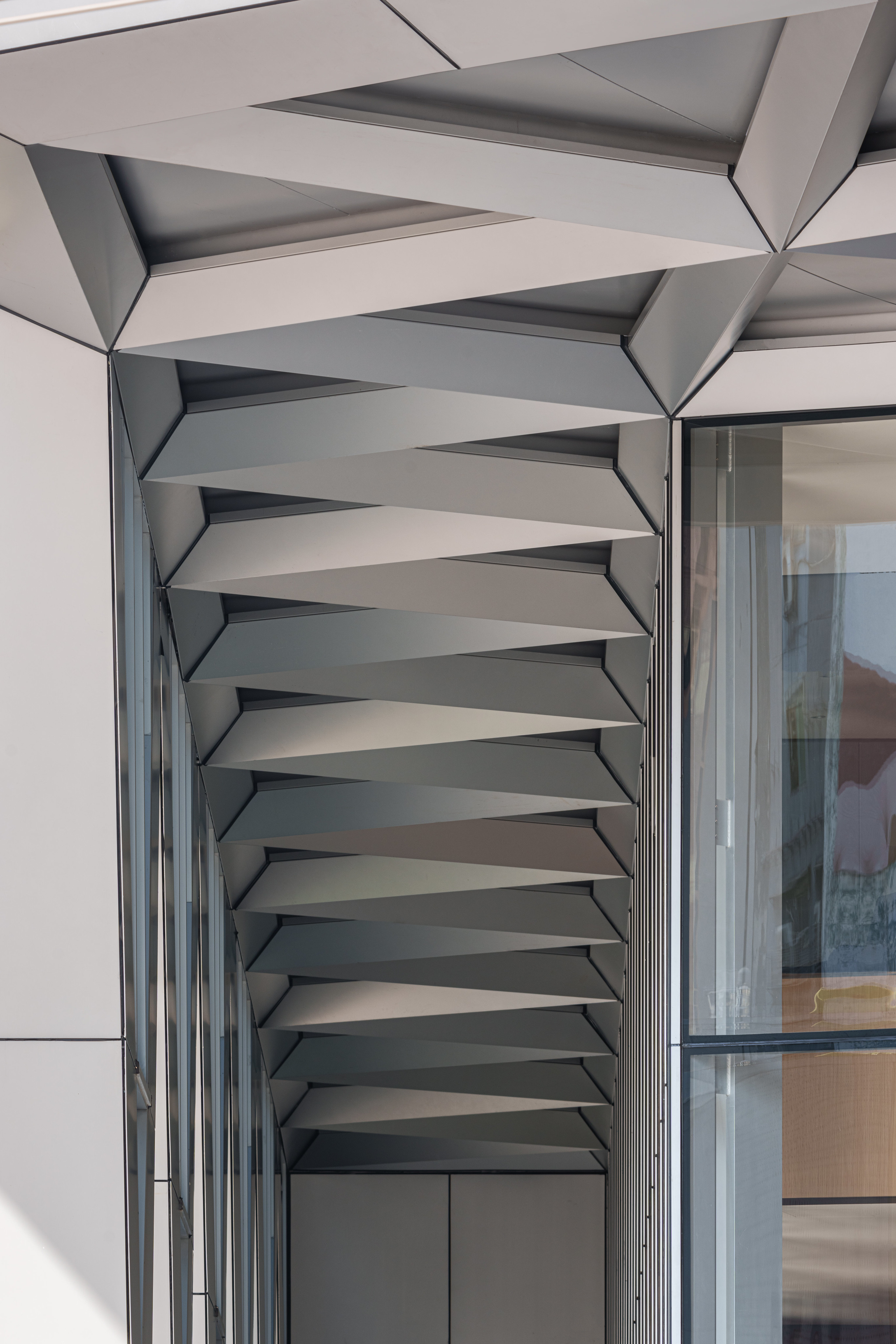 JJP潘冀聯合建築師事務所：上海商業儲蓄銀行新總行大樓-13 鑽石斜交的圖騰語彙自建築立面延伸入騎樓天花。攝影：YHLAA