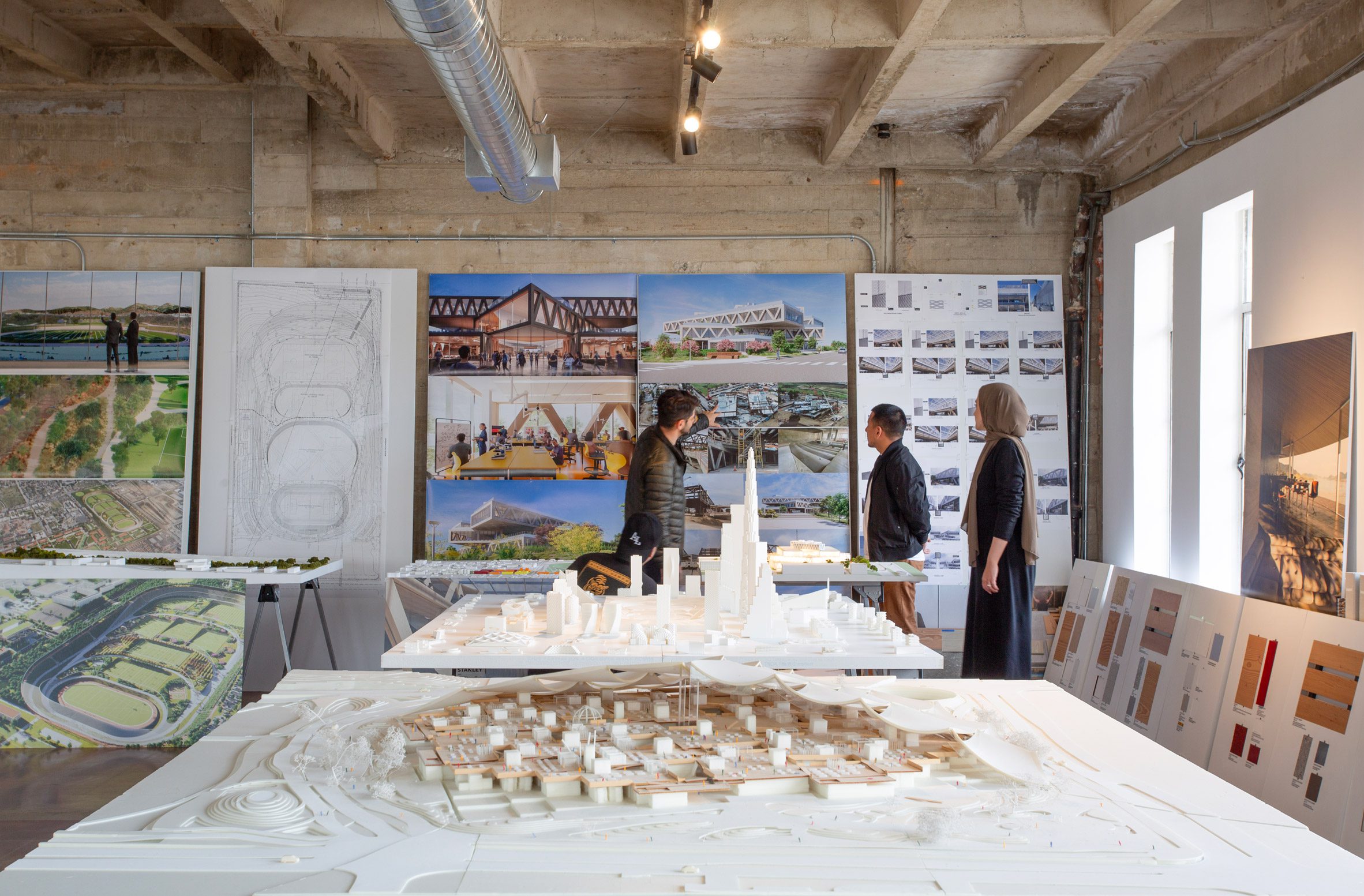 丹麥建築師事務所BIG(Bjarke Ingels Group)在美國聖塔莫尼卡(Santa Monica)設立新辦公室,並翻新1928年由洛杉磯知名建築師保羅·威廉姆斯(Paul R Williams)設計的西班牙復興風格建築。此次翻新保留了原有建築的歷史細節,並融入現代設計元素。該辦公室由Leon Rost領導,並計劃未來引入更多永續設計概念。這是BIG在美國的第二個辦公室,旨在加強其在西海岸的業務,並與英國建築師事務所Heatherwick Studio合作在舊金山灣區打造Google總部