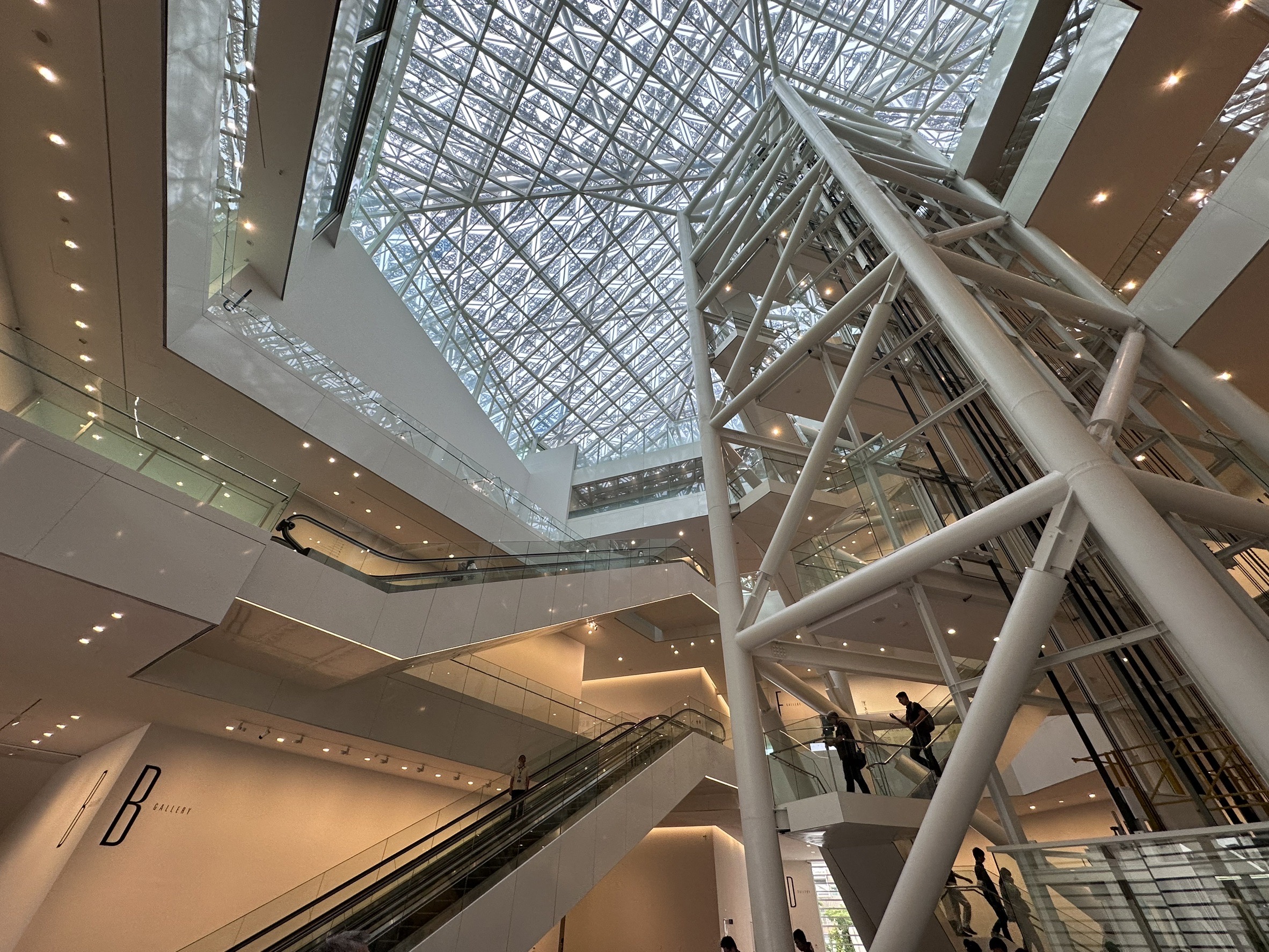 台南市美術館2館是日本建築師坂茂所設計