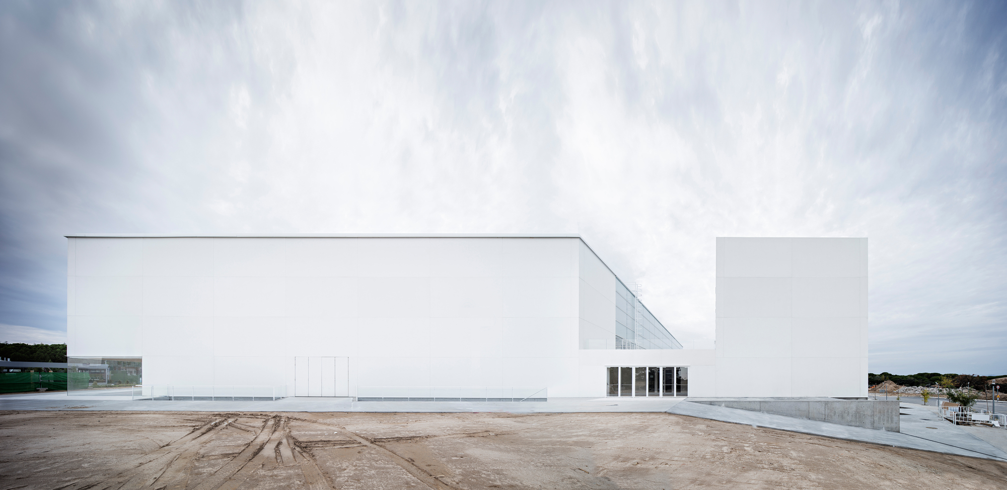 Centro Deportivo UFV學校運動中心位於Francisco de Vitoria University校園內，由西班牙建築師Alberto Campo Baeza設計。其白色立面在藍天映襯下格外壯麗，宛如藝術品。內部設有多功能運動場館、教室及游泳池，學生們在這裡不僅可以進行運動，還能享受學習與交流的多樣空間。這座運動中心既是實用設施，也是美學地標，成為校園生活的重要組成部分