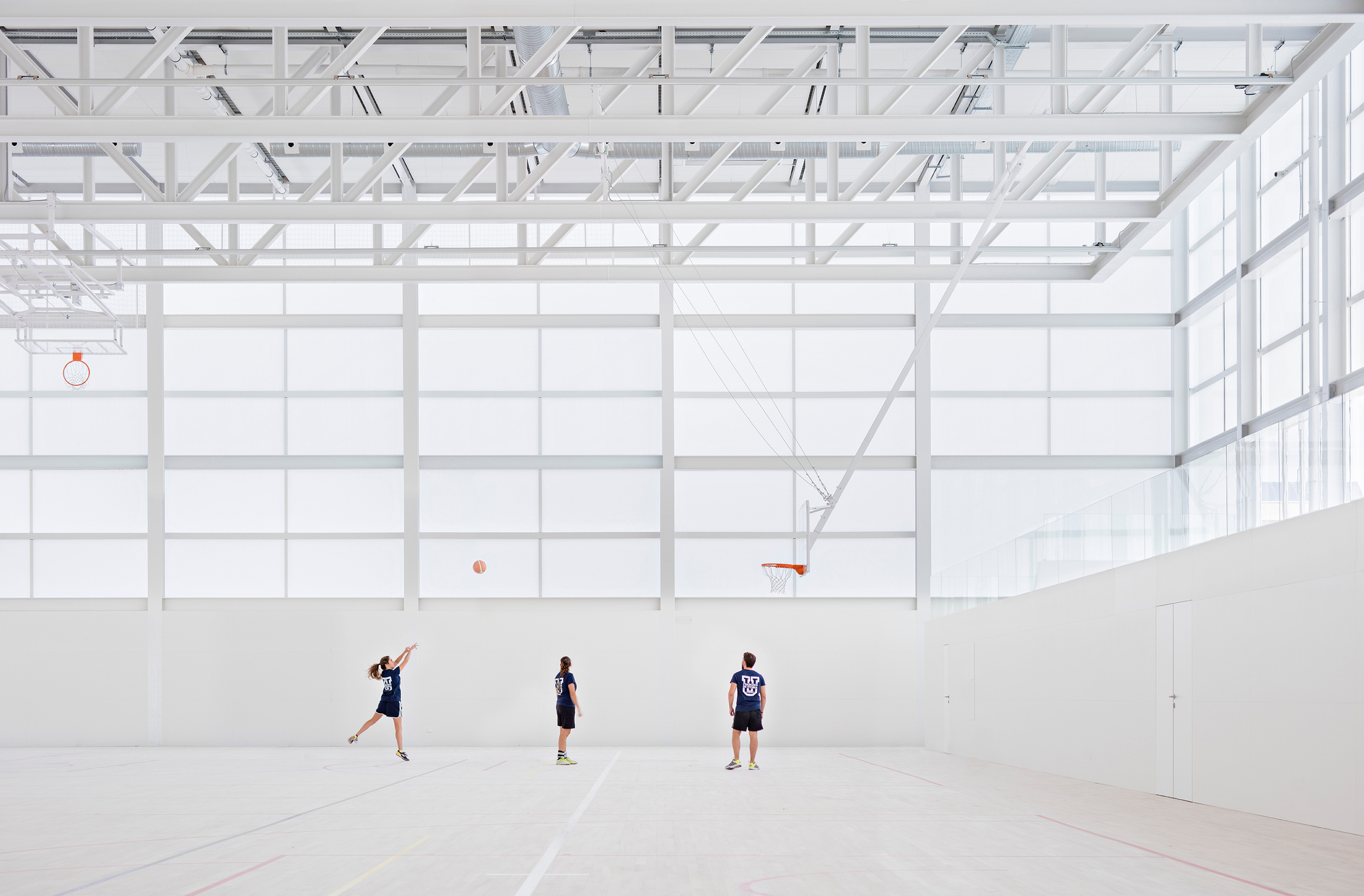 室內籃球場：Centro Deportivo UFV學校運動中心內部設計寬敞明亮，運動場館透過大面積的窗戶引入自然光，使空間更加通透明亮。學生們在這裡進行各種體育活動，享受著現代化設施帶來的便利。這裡的每一處設計都展現了西班牙建築師Alberto Campo Baeza對細節的用心，營造出一個兼具功能與美學的優質環境