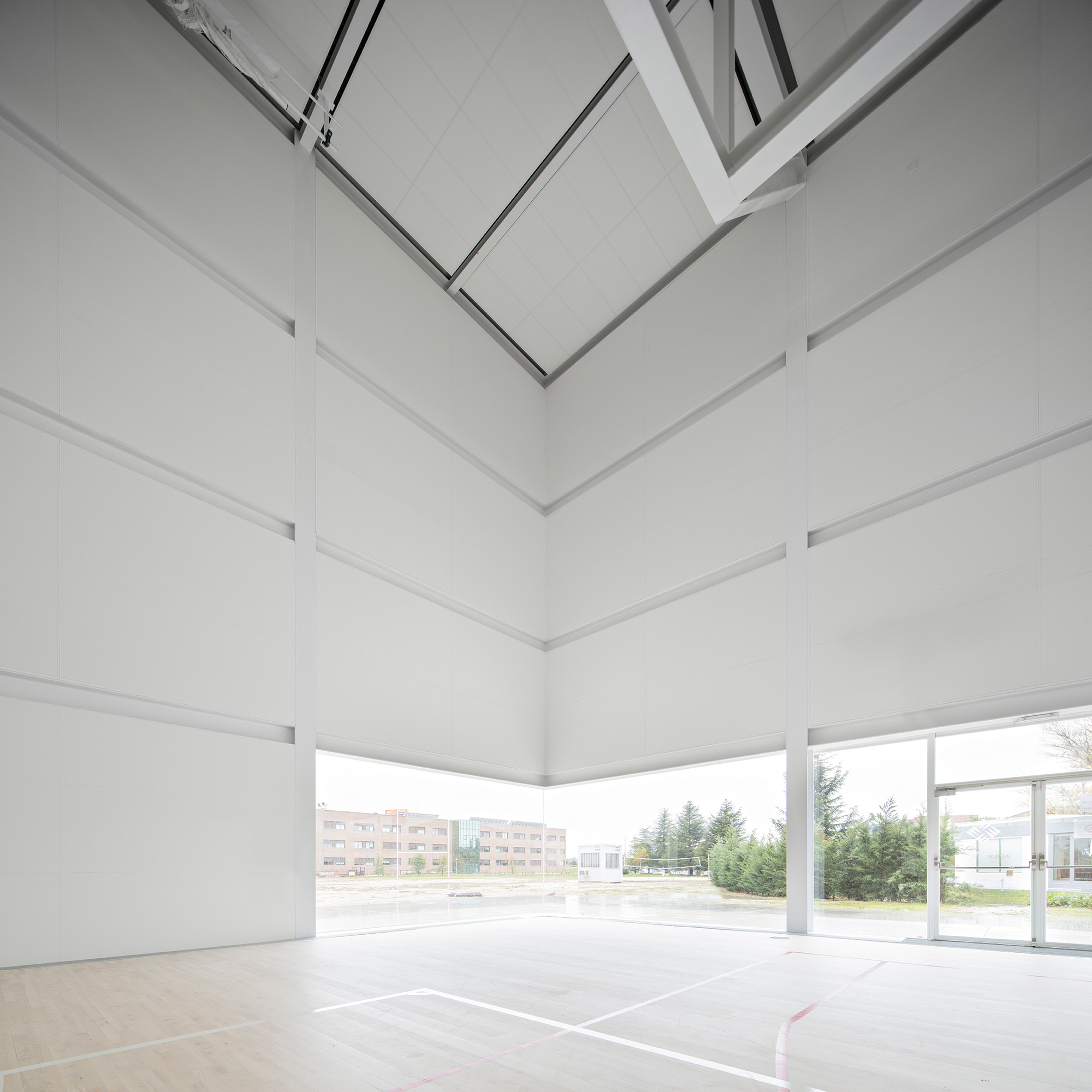 西班牙 Pozuelo de Alarcón Francisco de Vitoria University大學Centro Deportivo UFV學校運動中心／Alberto Campo Baeza  這座白色量體的運動中心，建築的設計，無論在高度還是對齊方式上，均遵循校園的整體規劃。設計者在建築外觀上，明確地劃分了運動區域與教學區域