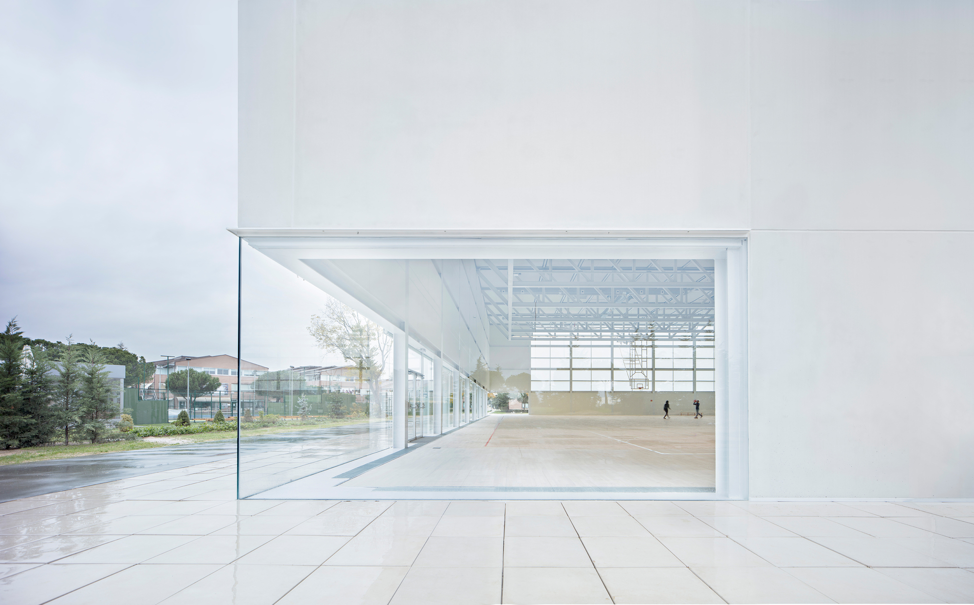 西班牙 Pozuelo de Alarcón Francisco de Vitoria University大學Centro Deportivo UFV學校運動中心／Alberto Campo Baeza  Centro Deportivo UFV學校運動中心完全符合校園整體規劃的配置要求，使用不同的量體和立面材料，展現出這兩個區域的不同特性，使建築在視覺上更加豐富且有層次感，也為使用者提供了明確的功能分區
