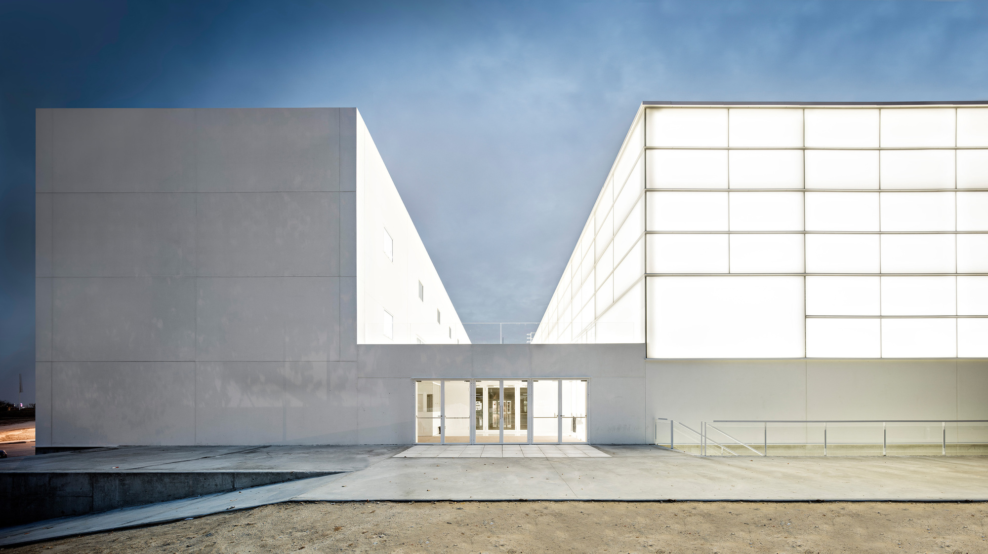 西班牙 Pozuelo de Alarcón Francisco de Vitoria University大學Centro Deportivo UFV學校運動中心／Alberto Campo Baeza 圖說：游泳池 （攝影：Javier Callejas）