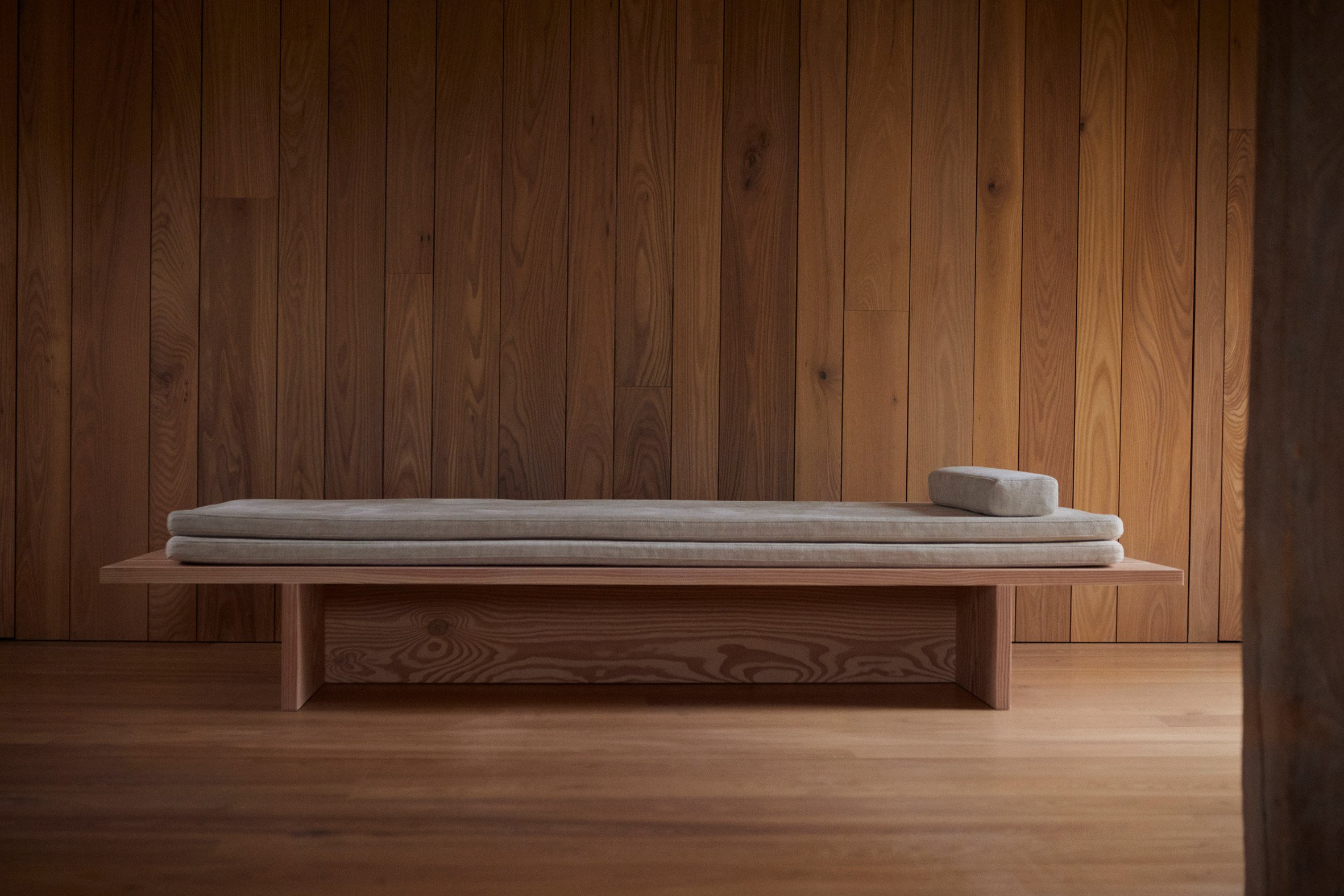 John Pawson x Dinesen世紀聯名「Pawson Furniture Collection」極簡木頭家具