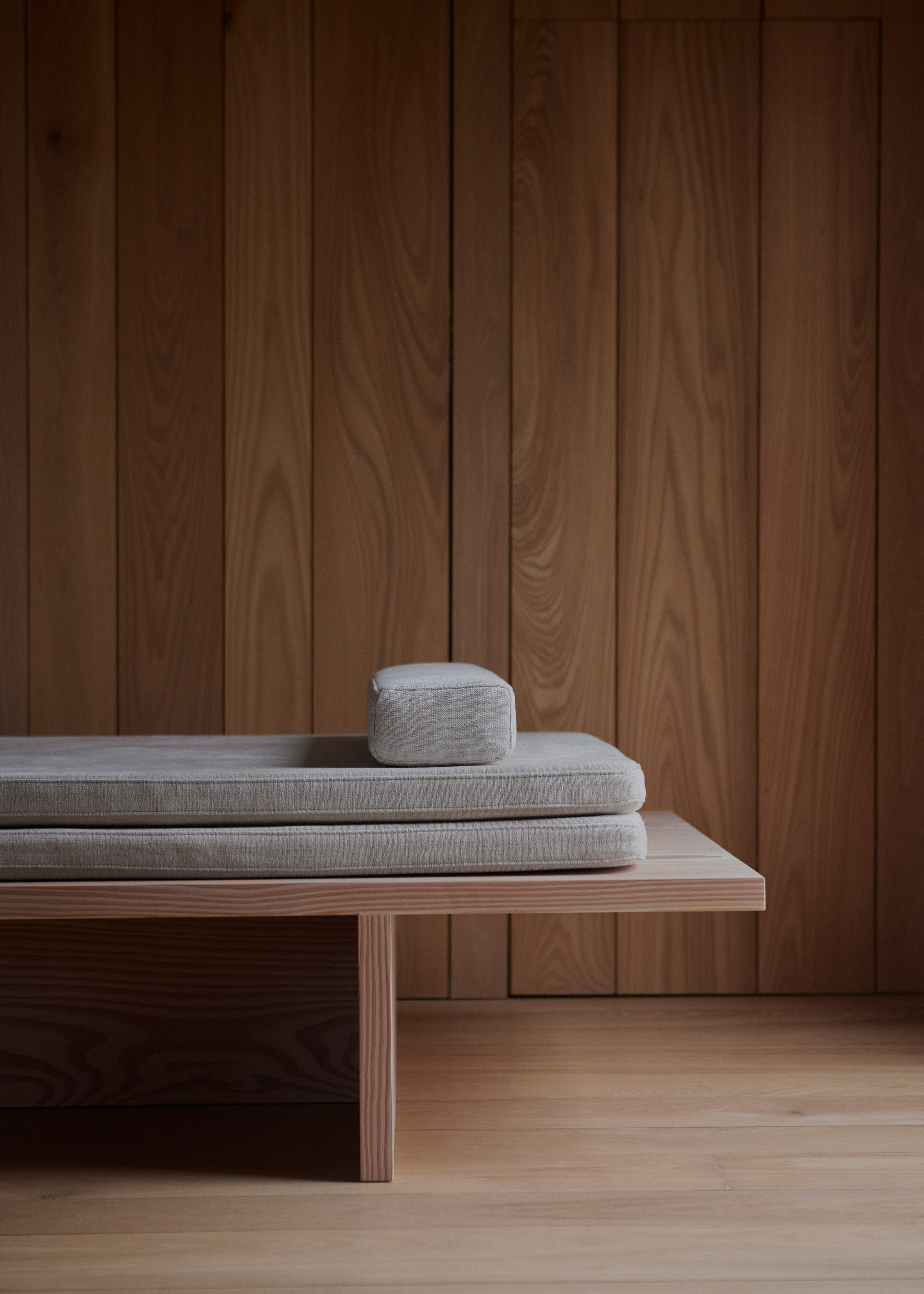 John Pawson x Dinesen世紀聯名「Pawson Furniture Collection」極簡木頭家具