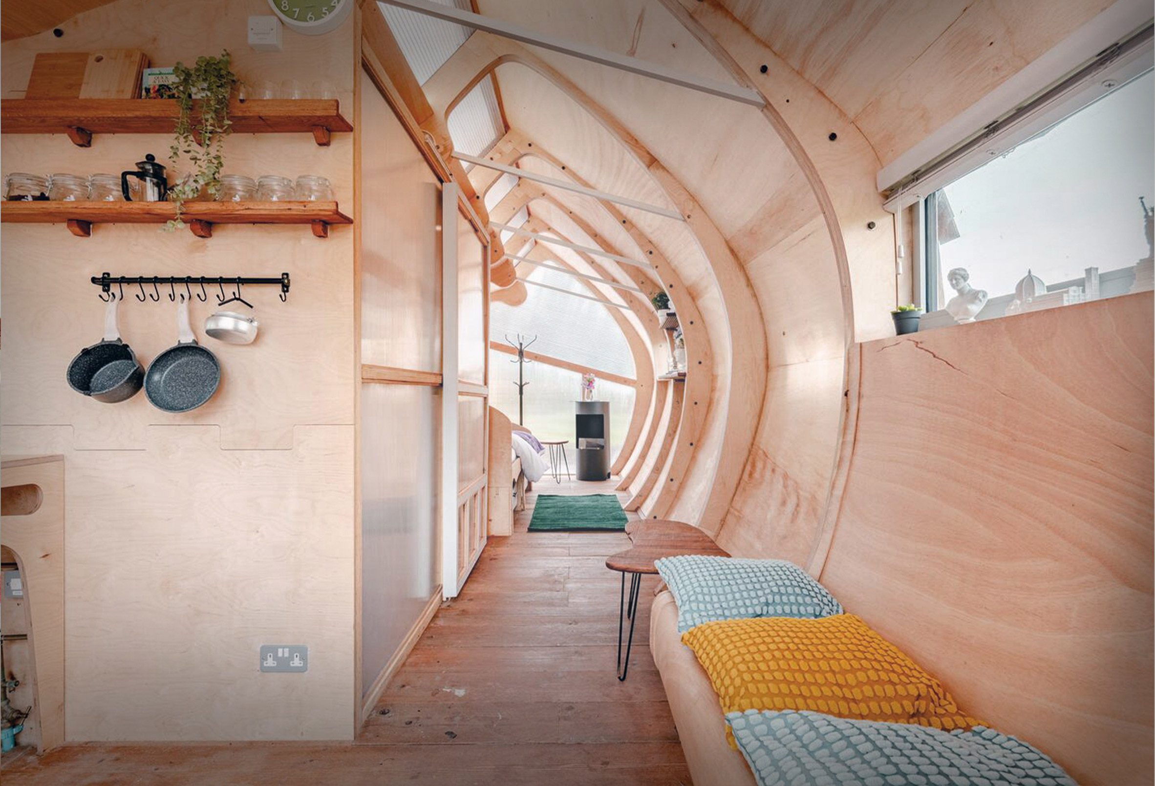 英國農場繭型小木屋Monocoque Cabin 英國建築師Peter Markos圖說：精準的CNC技術，賦予了Monocoque Cabin獨特的建造方式，將先進的機器技術與傳統的工匠技藝完美融合，打造出一個精緻且能優雅融入自然環境的建築。不僅如此，Monocoque Cabin還擁有卓越的移動性，可以在短短幾天內拆卸並重新安置，絲毫不破壞自然環境。無論是個人使用或是商業用途，Monocoque Cabin都能滿足2至4位成人的居住需求，並能適應各種氣候和環境。此外，Monocoque Cabin還提供離網自給自足的型號，並可根據客戶需求預先配置內部裝潢（攝影：Peter Markos）